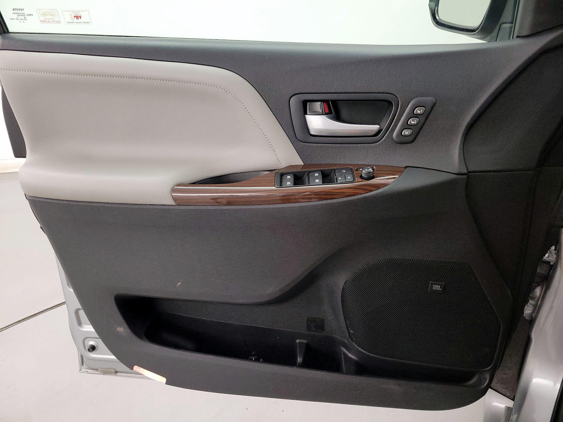 Thumbnail: 2015 Toyota Sienna - 12