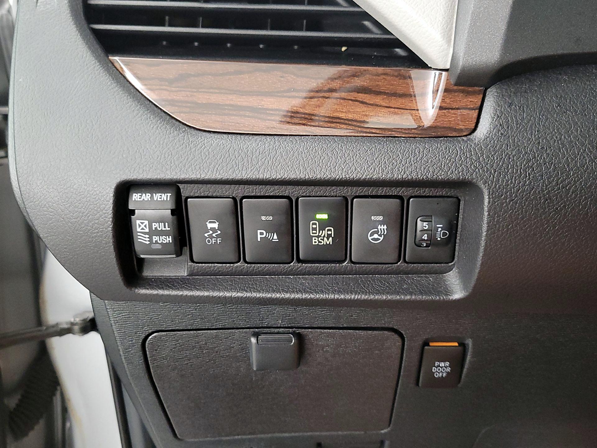 Thumbnail: 2015 Toyota Sienna - 13