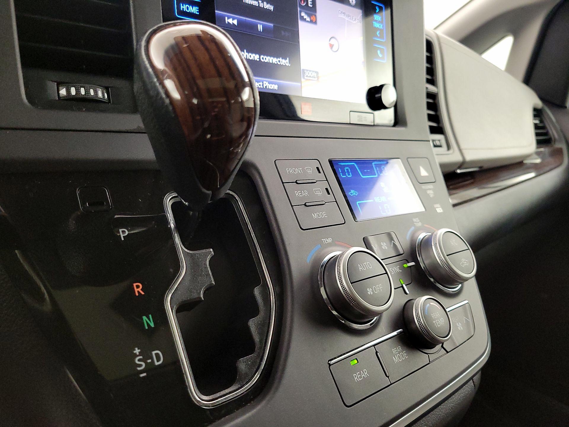 Thumbnail: 2015 Toyota Sienna - 18