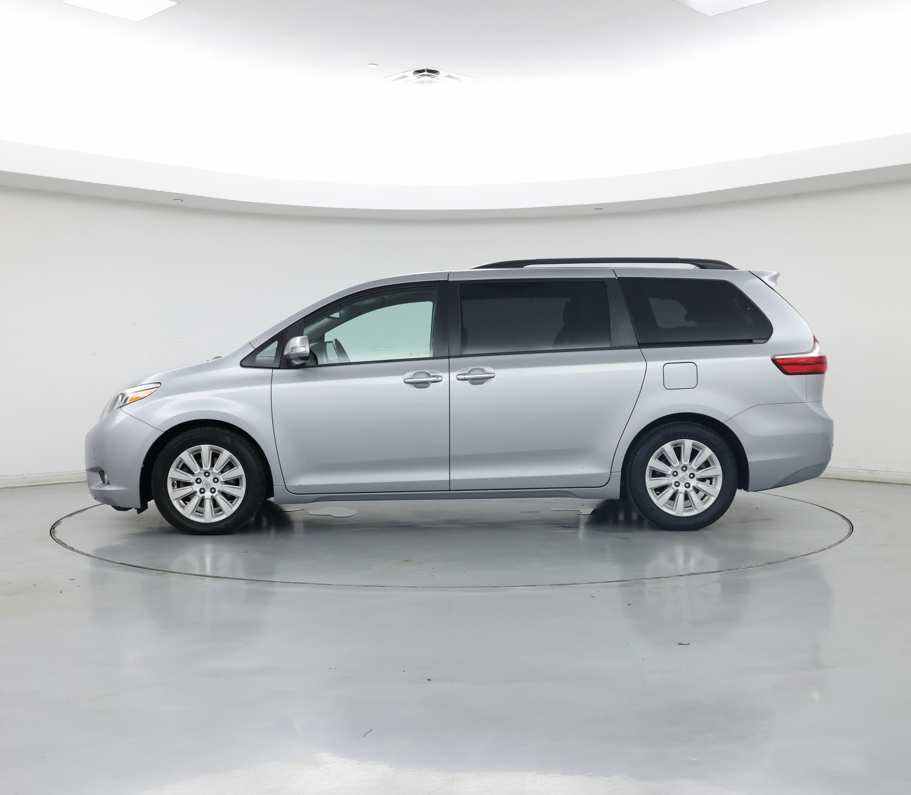 Thumbnail: 2015 Toyota Sienna - 3