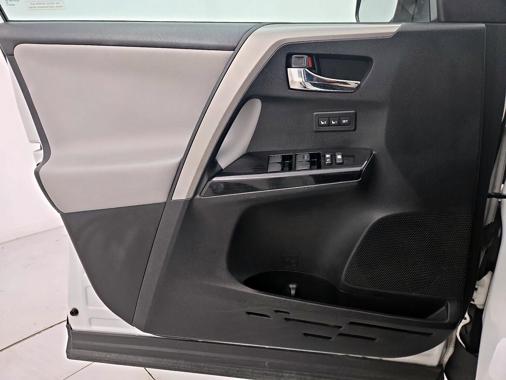Thumbnail: 2016 Toyota RAV4 - 12