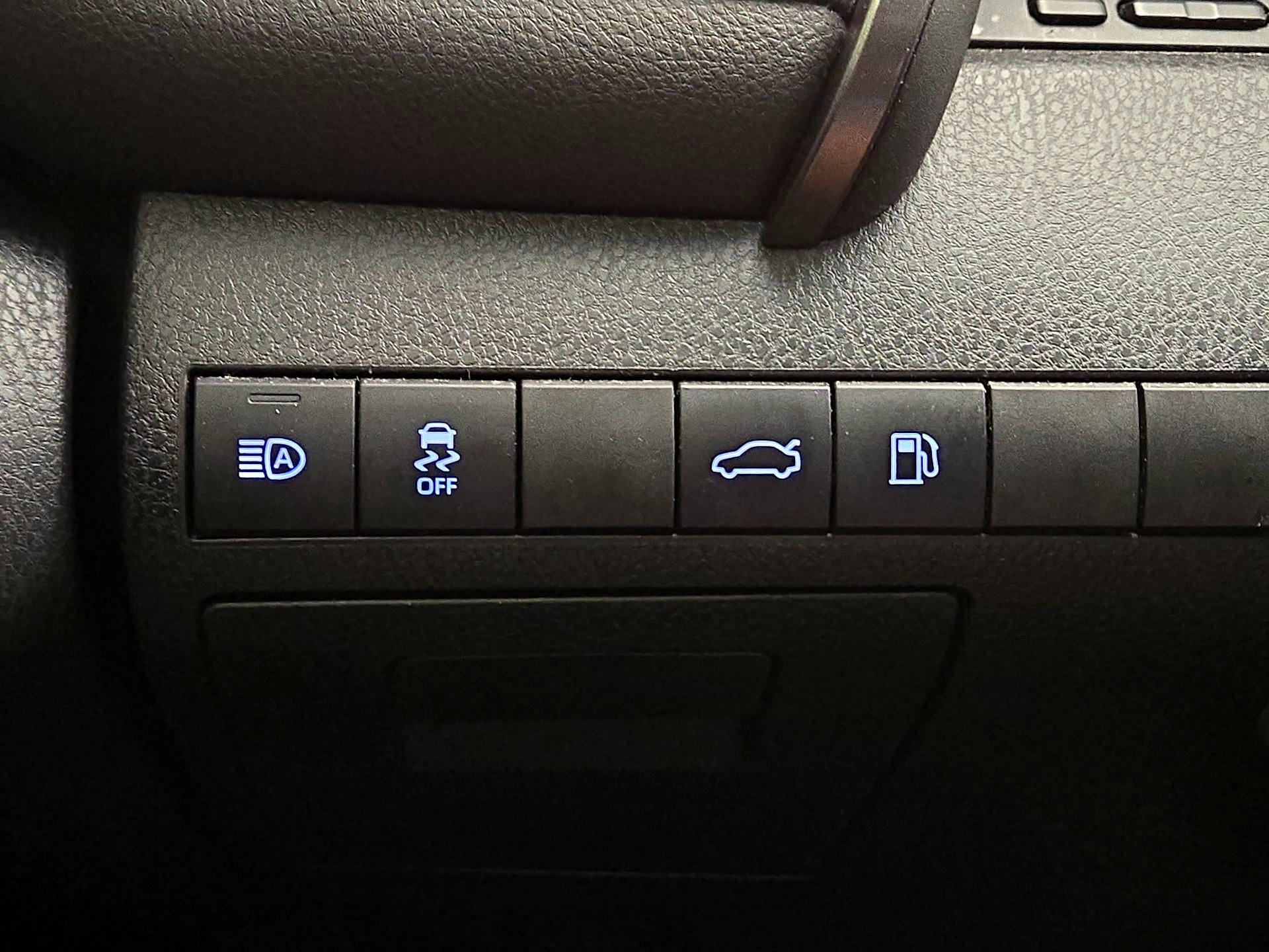 Thumbnail: 2018 Toyota Camry - 13
