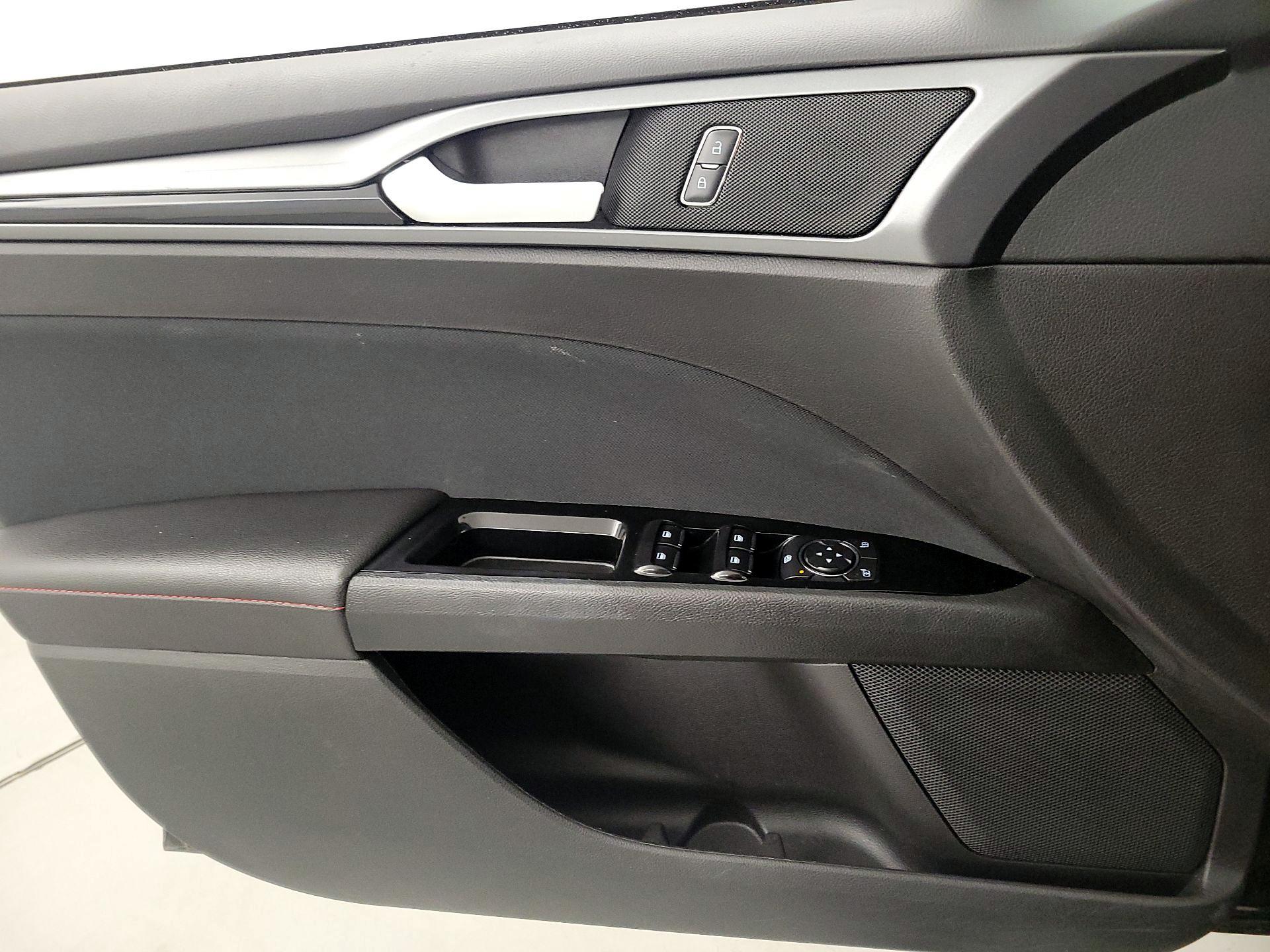 Thumbnail: 2016 Ford Fusion - 12