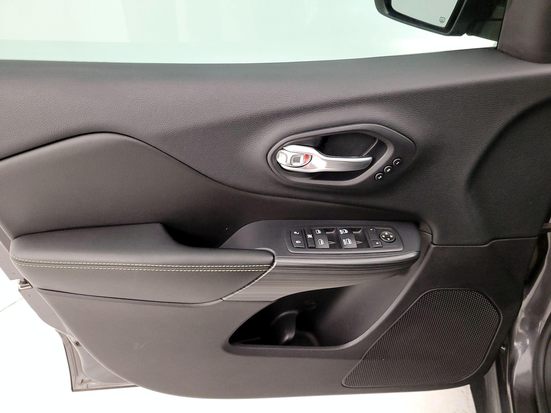 Thumbnail: 2016 Jeep Cherokee - 12