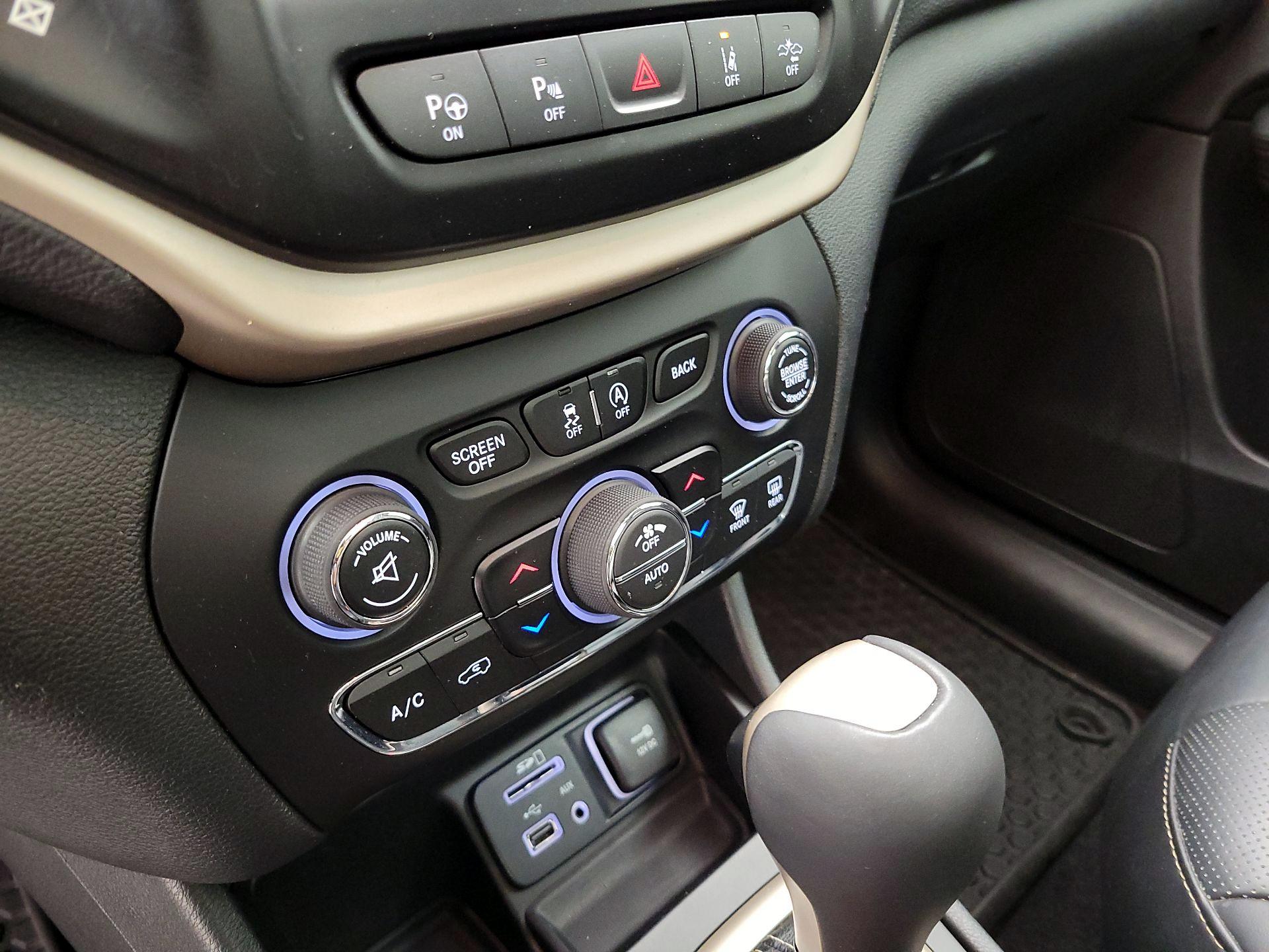 Thumbnail: 2016 Jeep Cherokee - 14