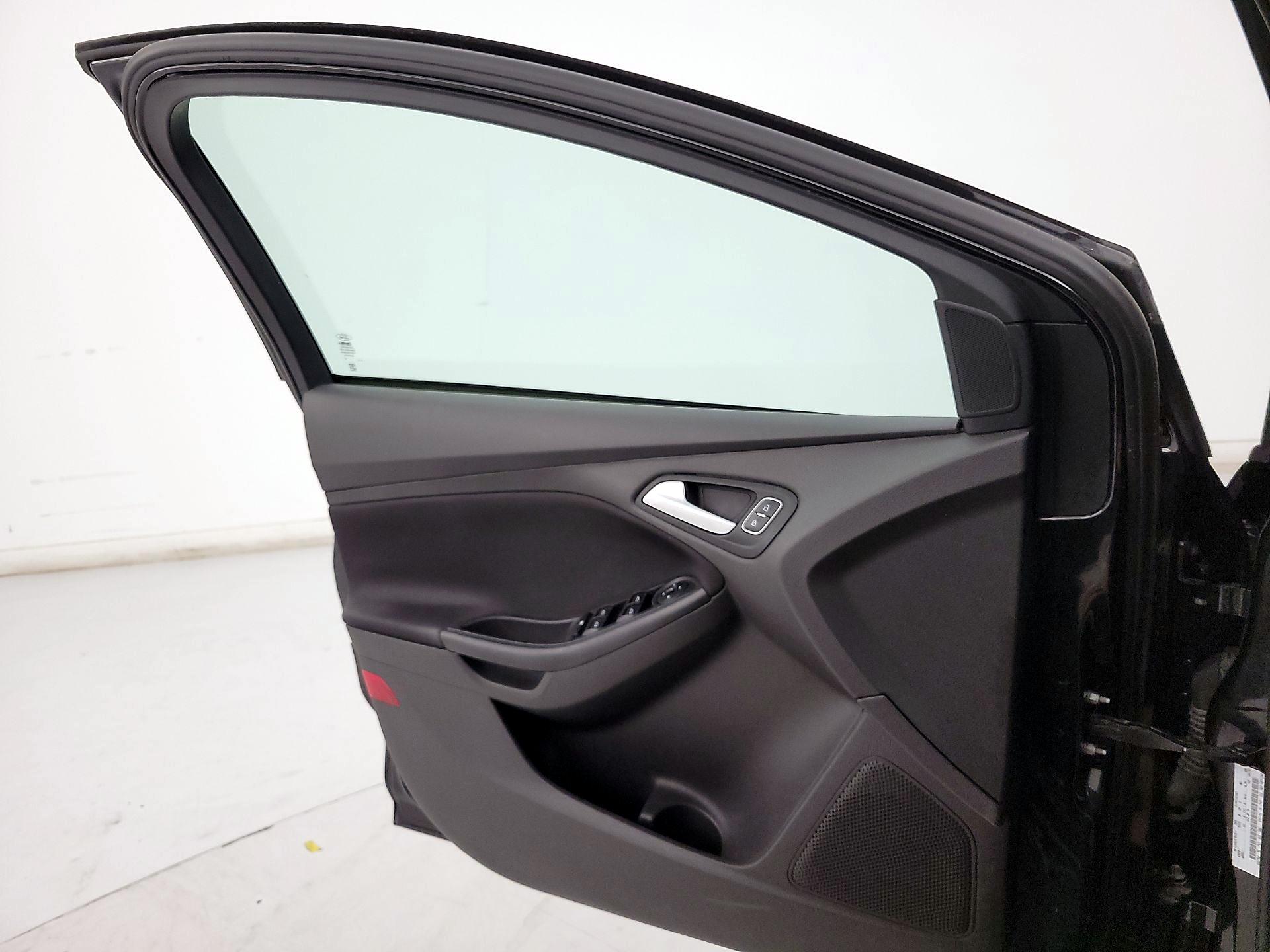 Thumbnail: 2015 Ford Focus - 12