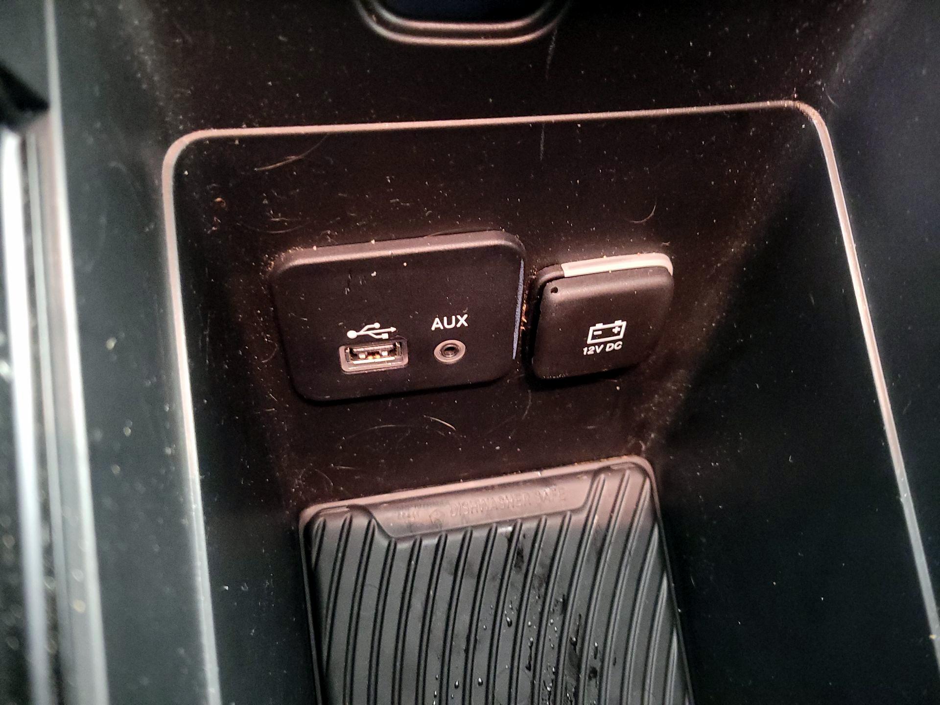 Thumbnail: 2015 Chrysler 200 - 19