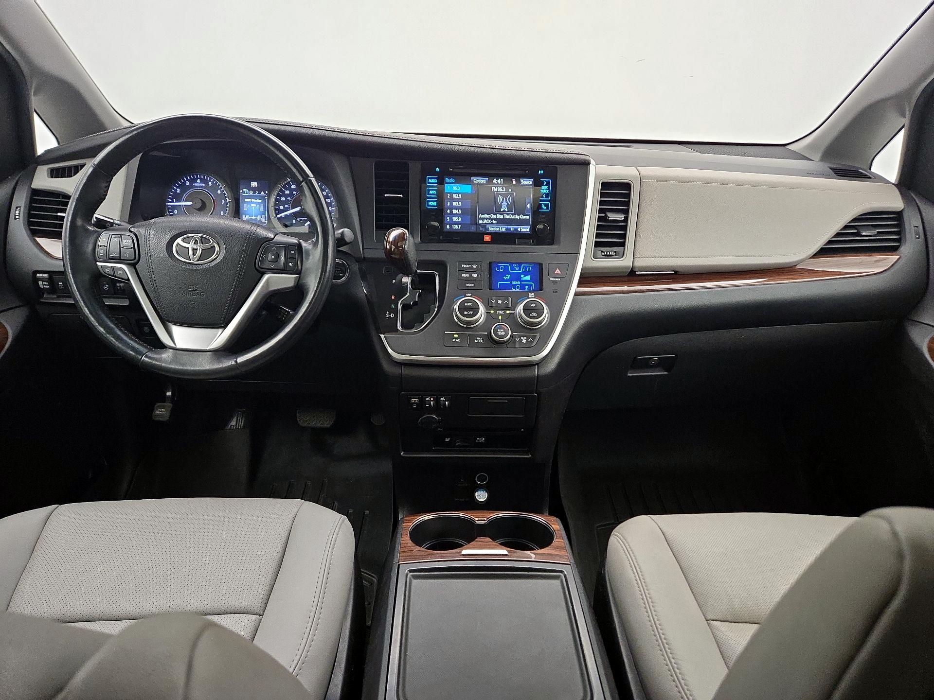 Thumbnail: 2016 Toyota Sienna - 9