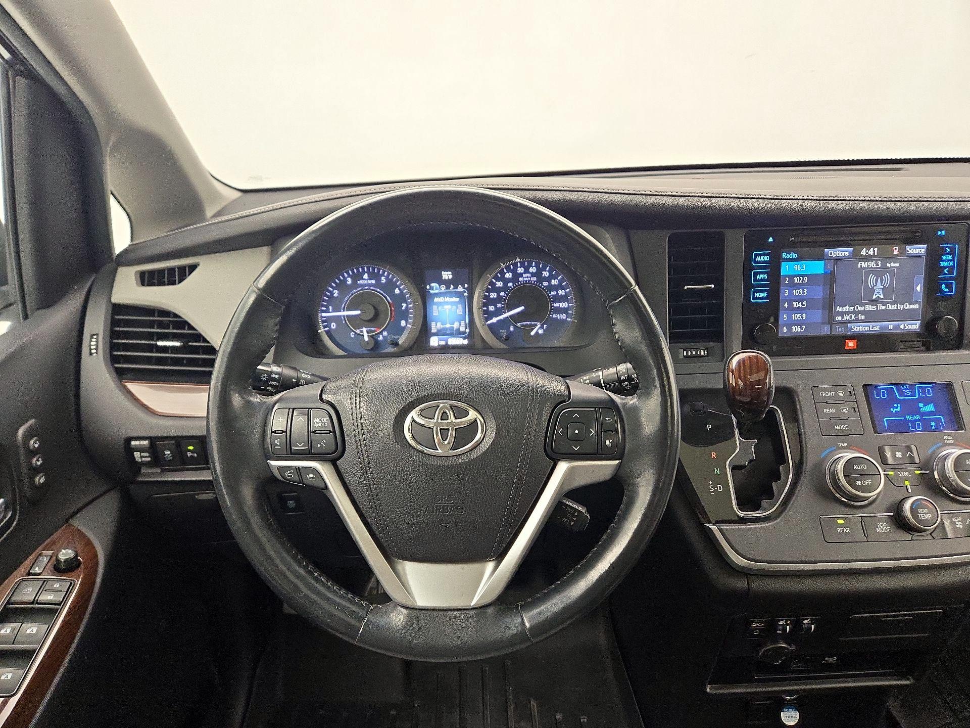 Thumbnail: 2016 Toyota Sienna - 10