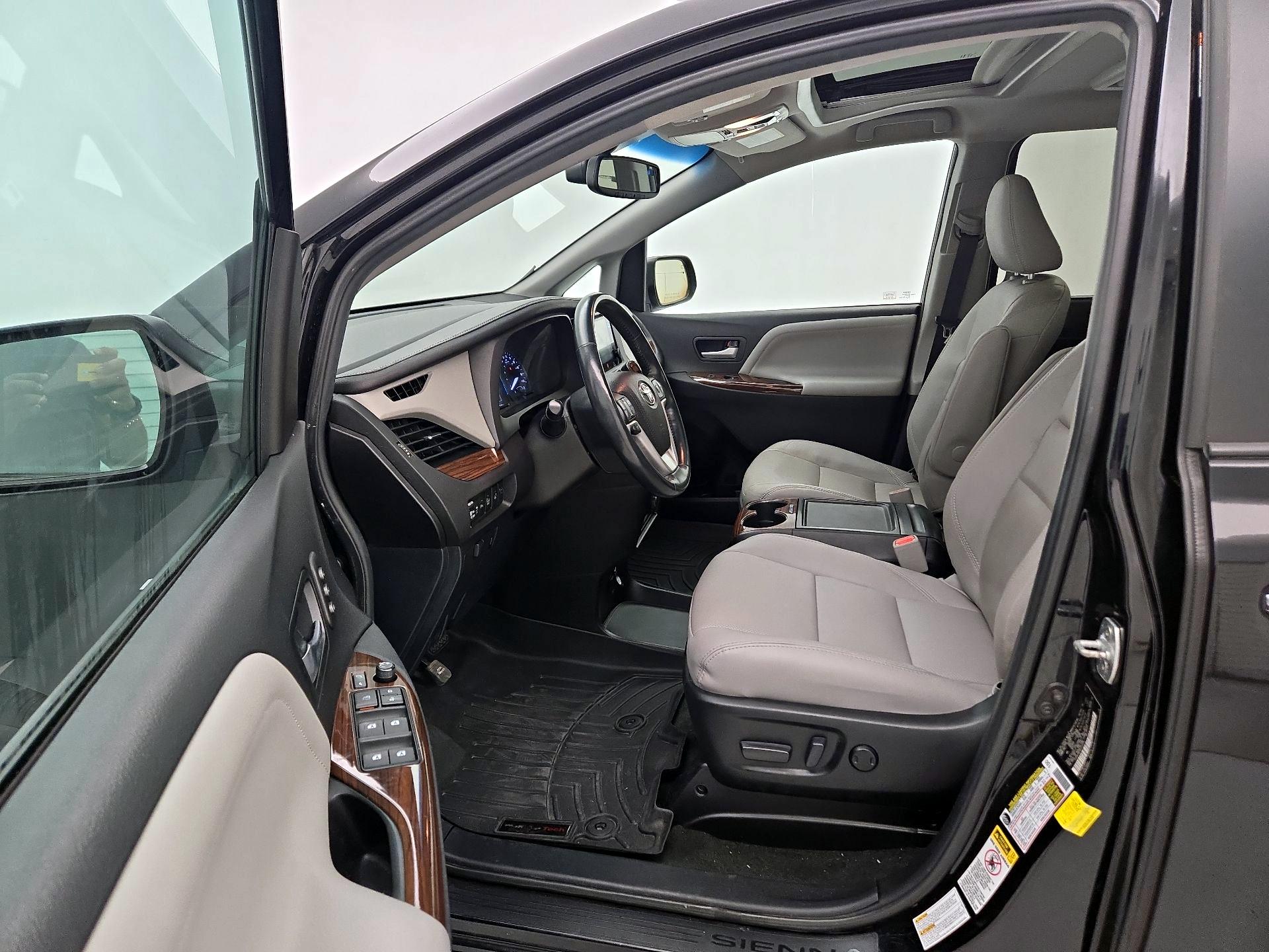 Thumbnail: 2016 Toyota Sienna - 11