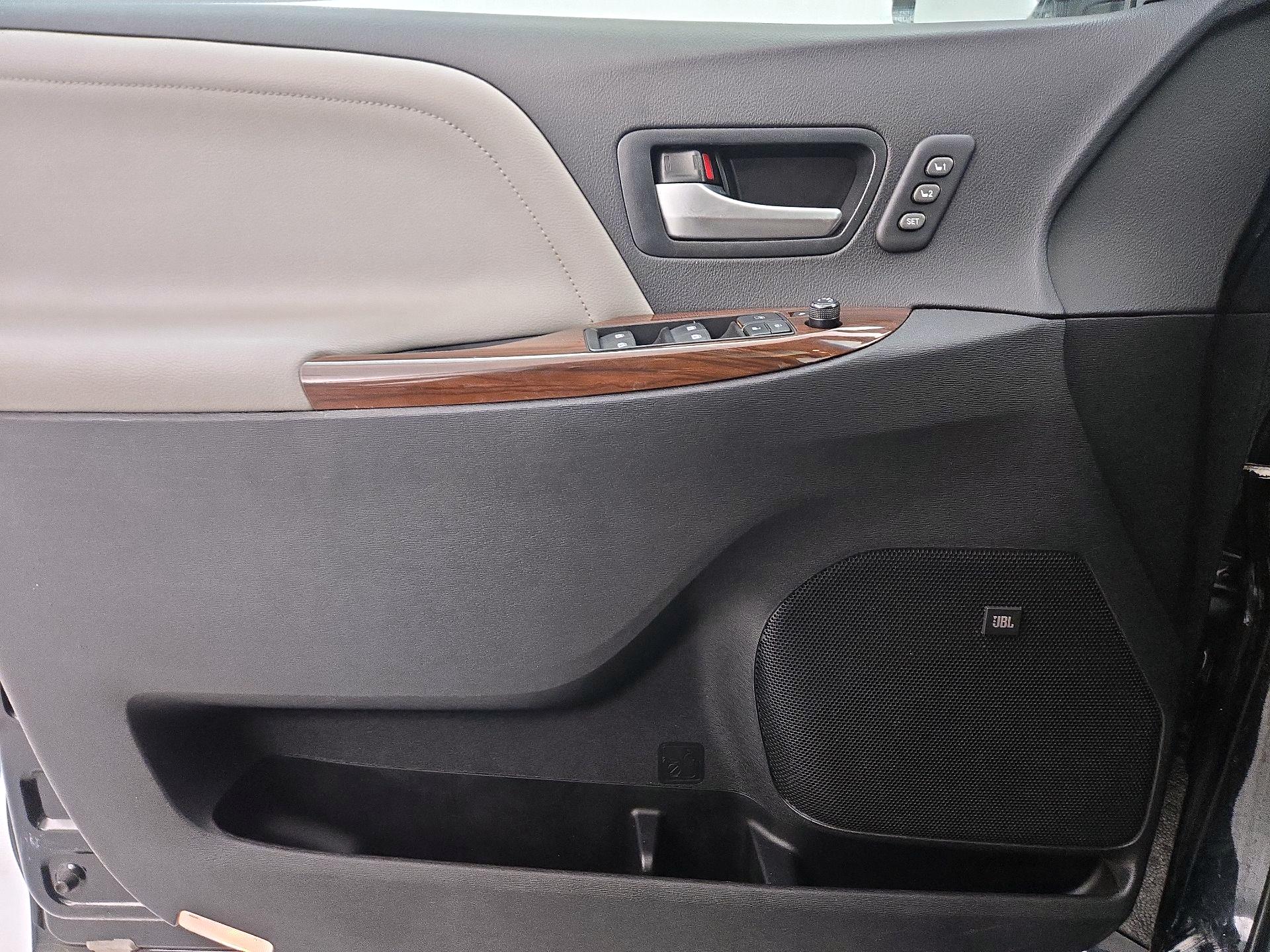 Thumbnail: 2016 Toyota Sienna - 12