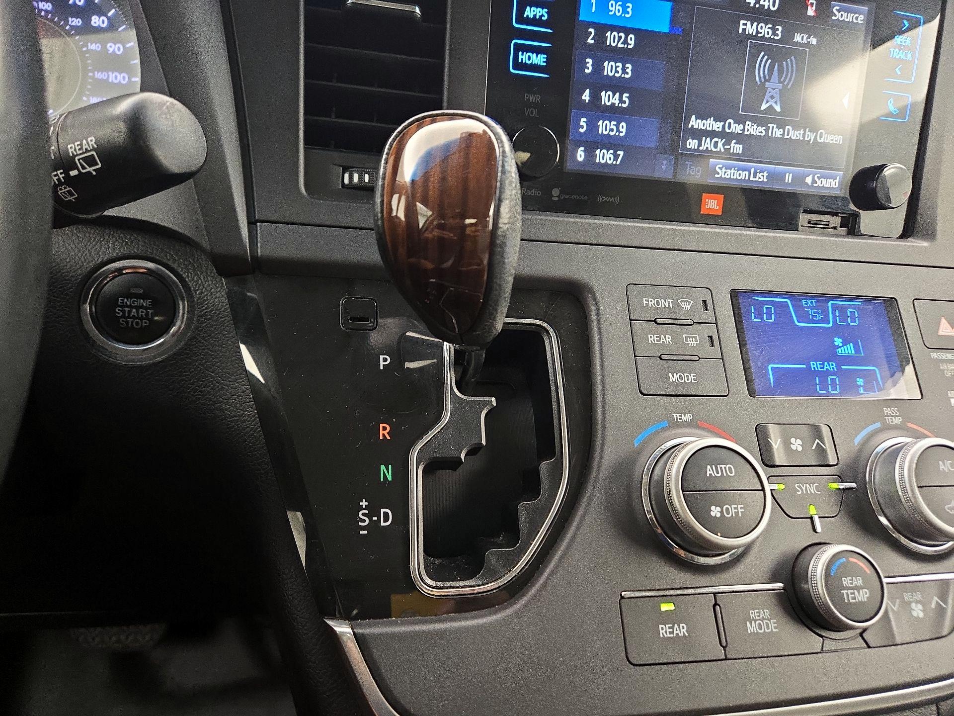 Thumbnail: 2016 Toyota Sienna - 17