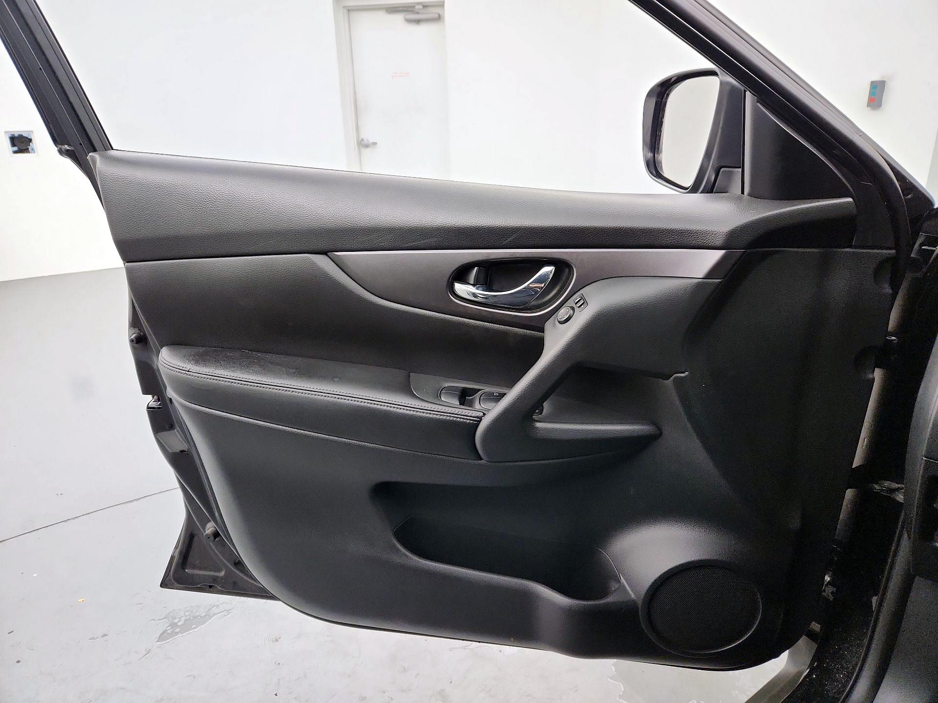 Thumbnail: 2016 Nissan Rogue - 12