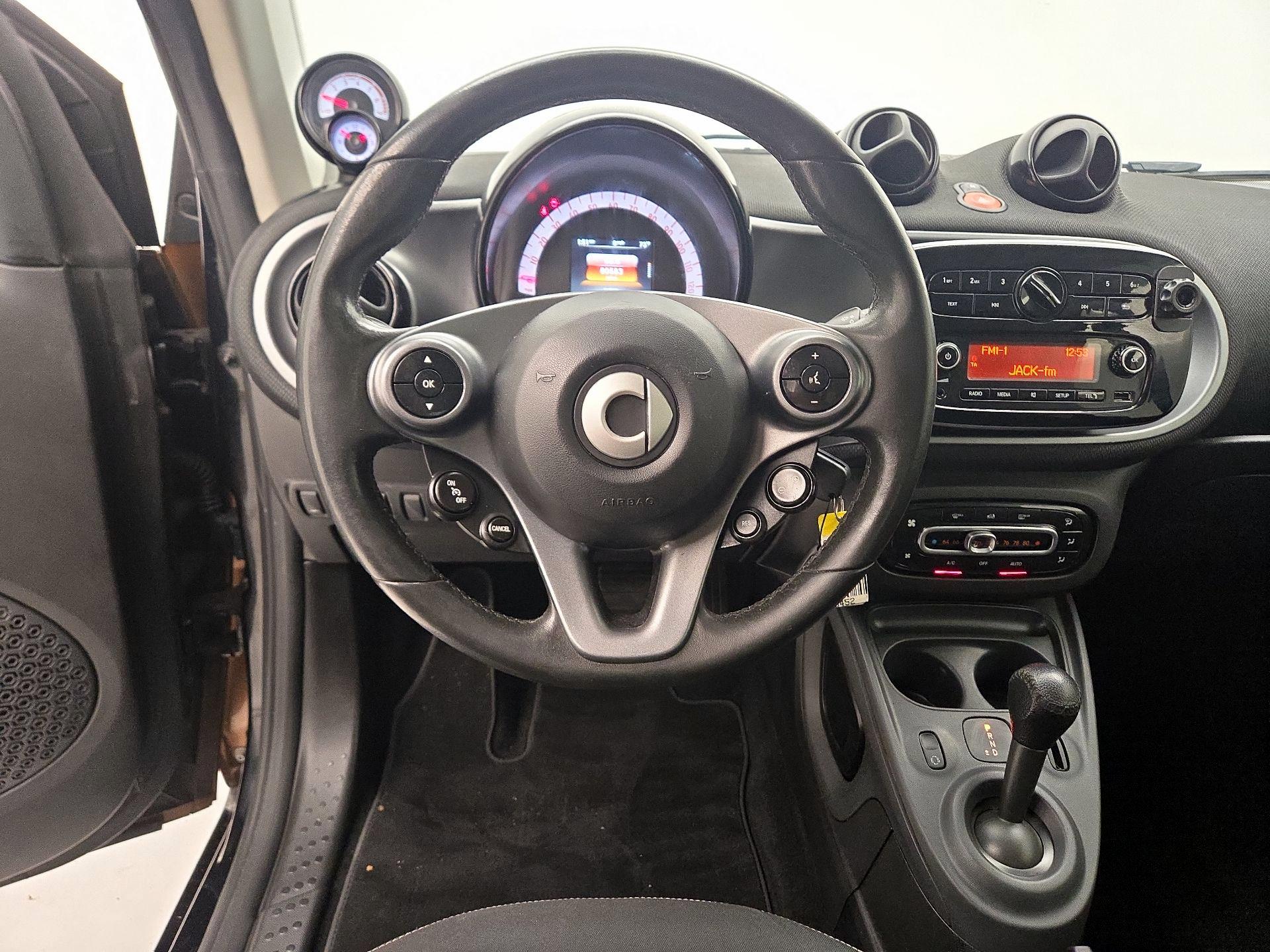 Thumbnail: 2016 smart fortwo - 10