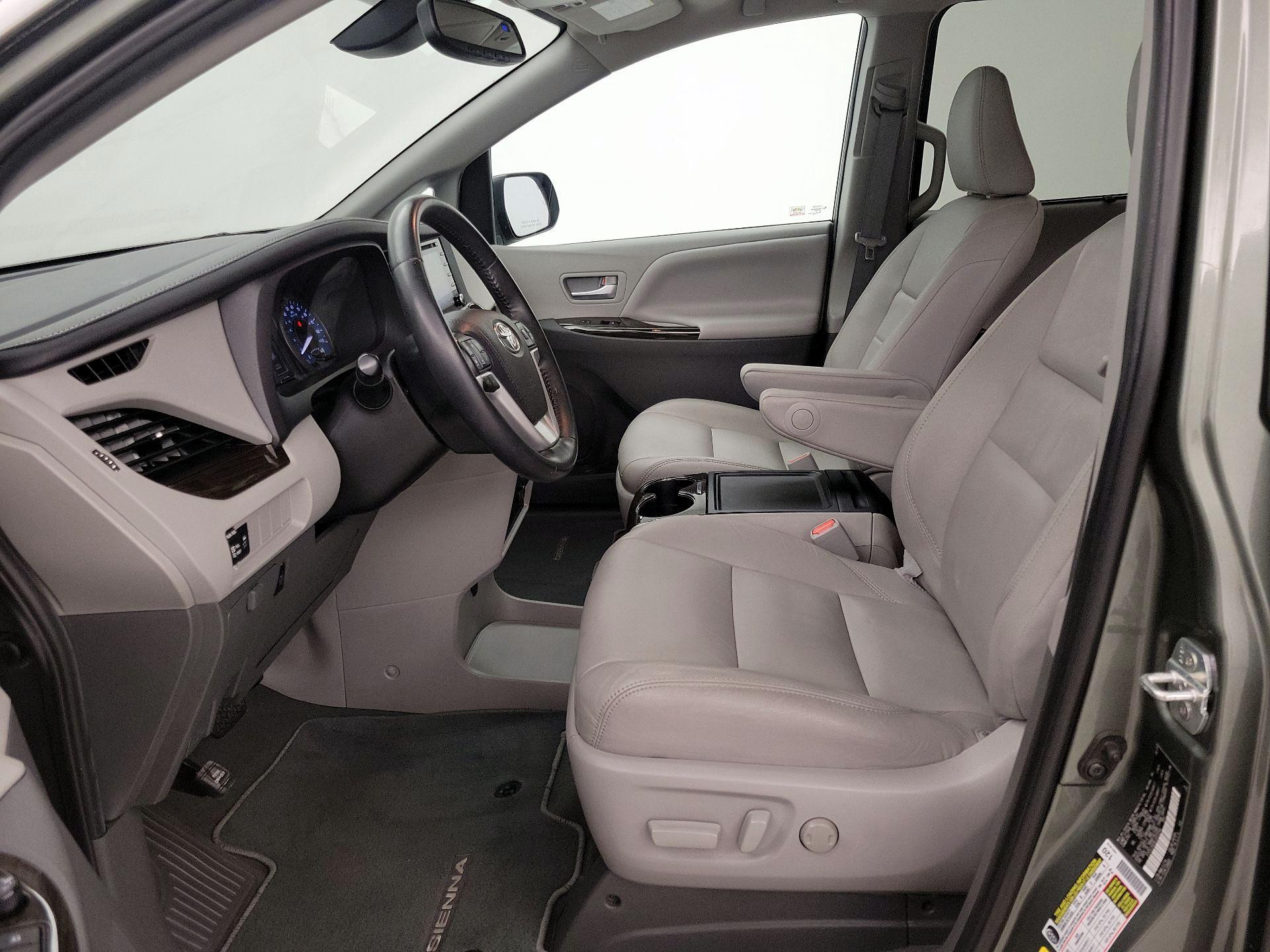 Thumbnail: 2020 Toyota Sienna - 11