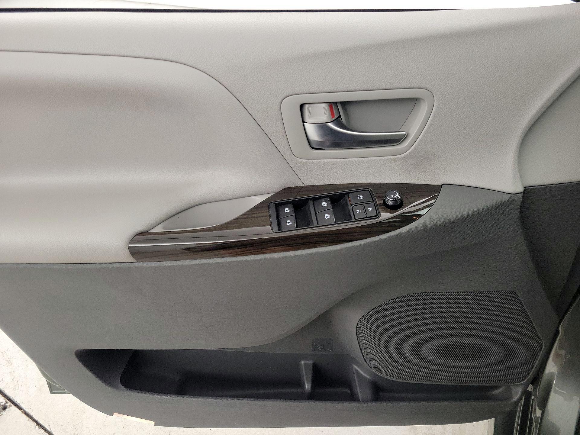 Thumbnail: 2020 Toyota Sienna - 12