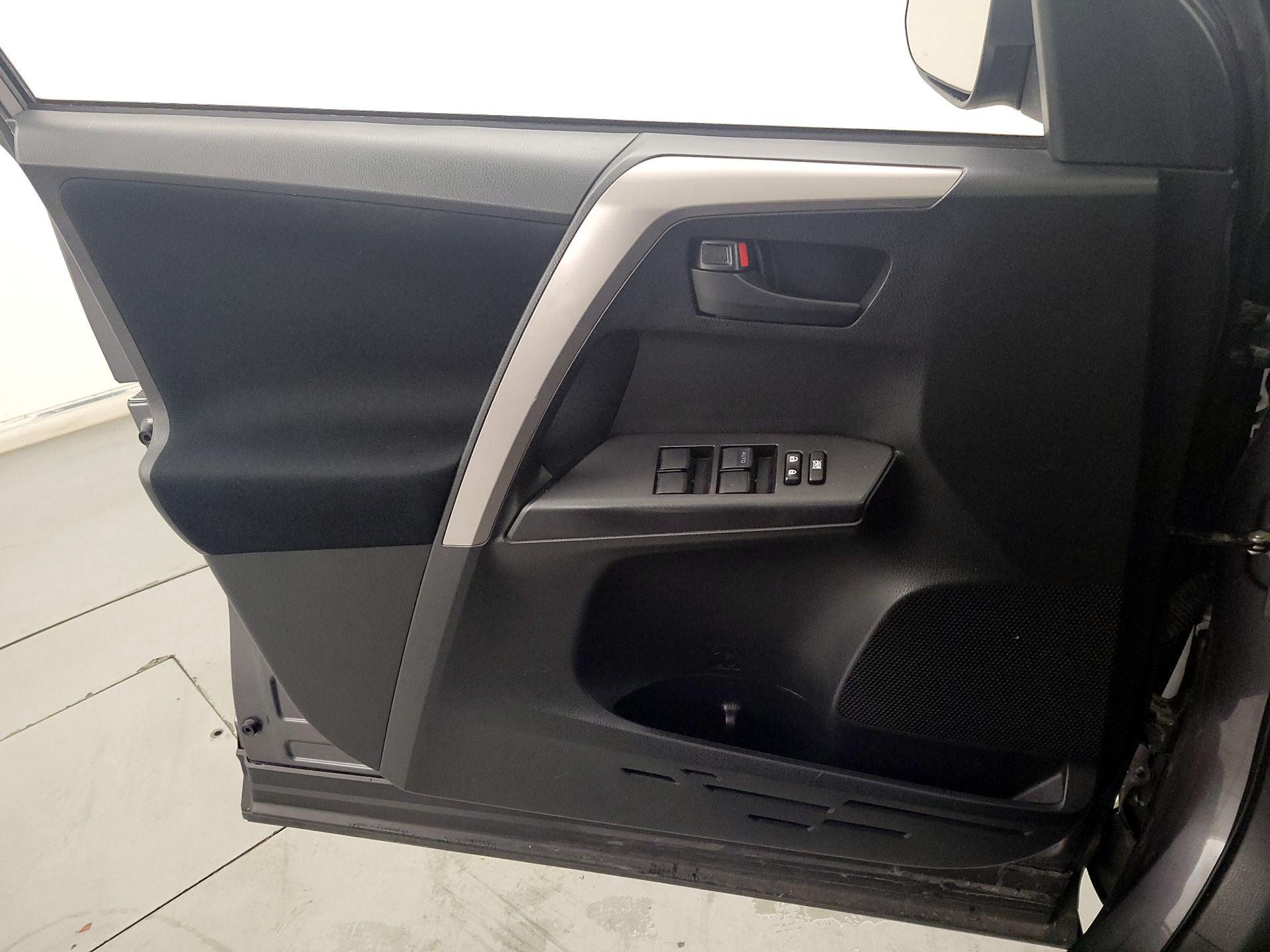 Thumbnail: 2016 Toyota RAV4 - 12