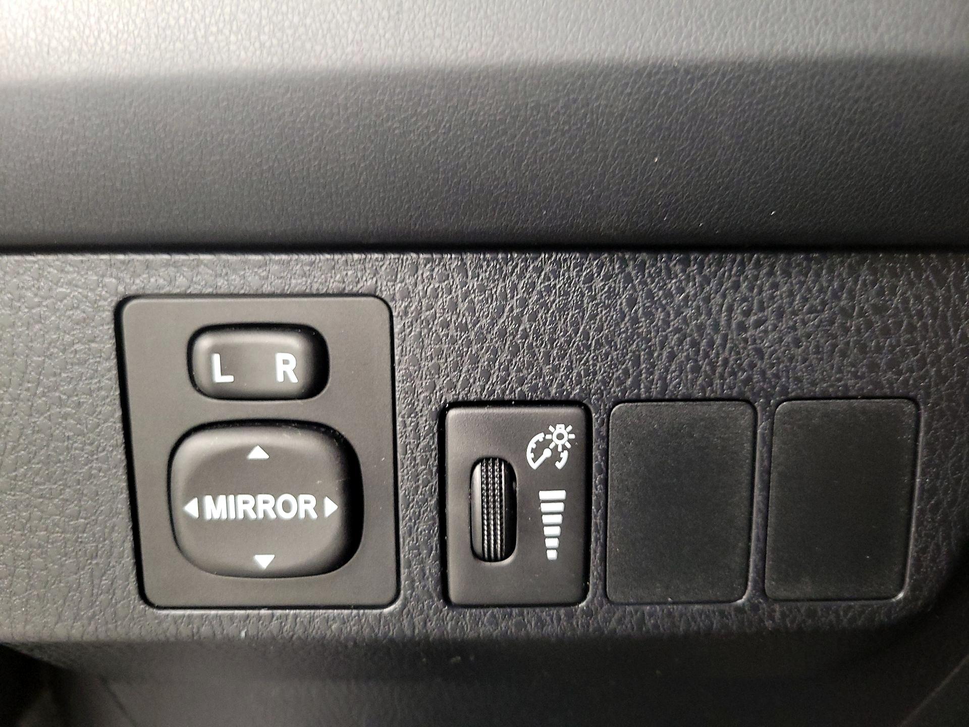 Thumbnail: 2016 Toyota RAV4 - 13