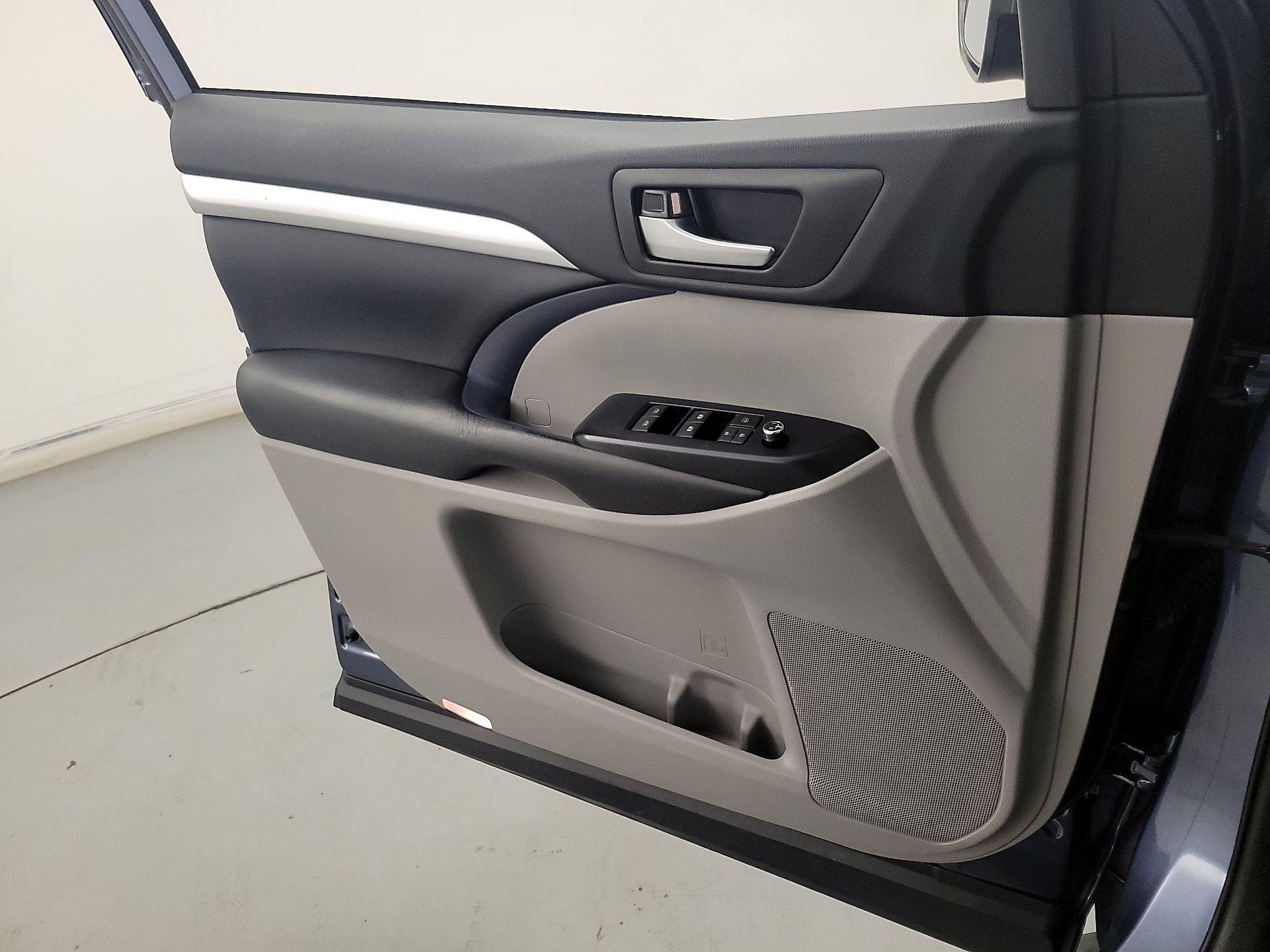 Thumbnail: 2019 Toyota Highlander - 12
