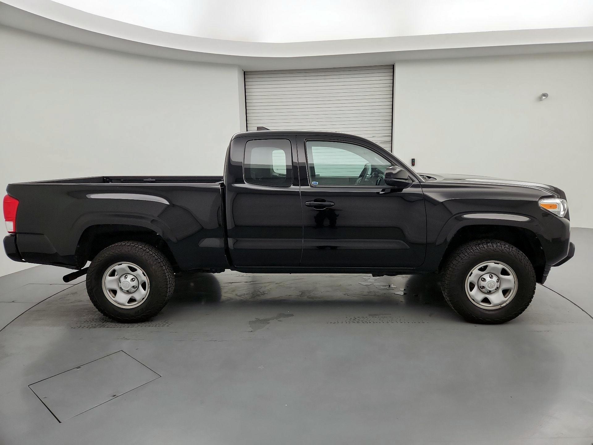Thumbnail: 2017 Toyota Tacoma - 4