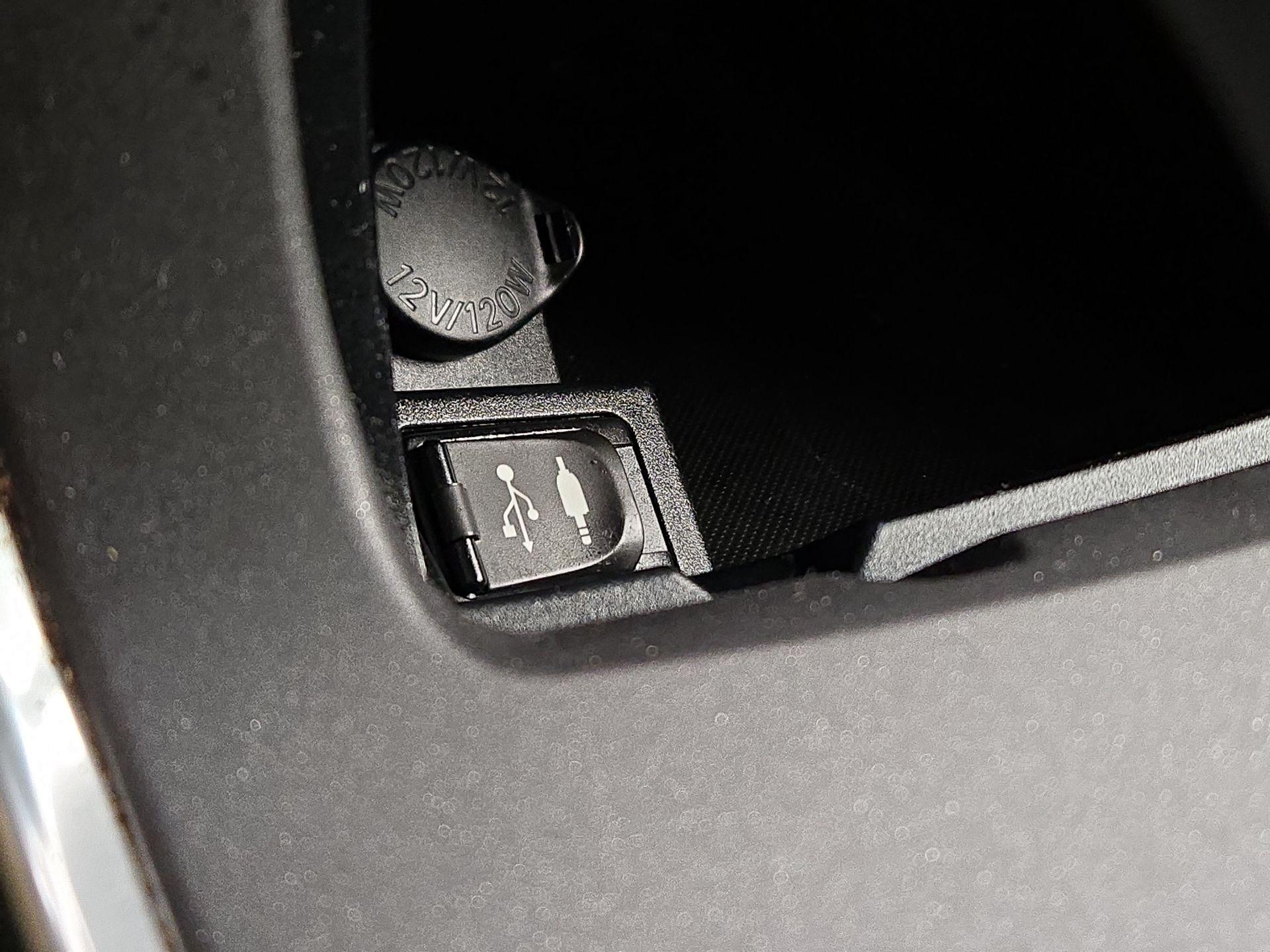 Thumbnail: 2016 Toyota Camry - 18