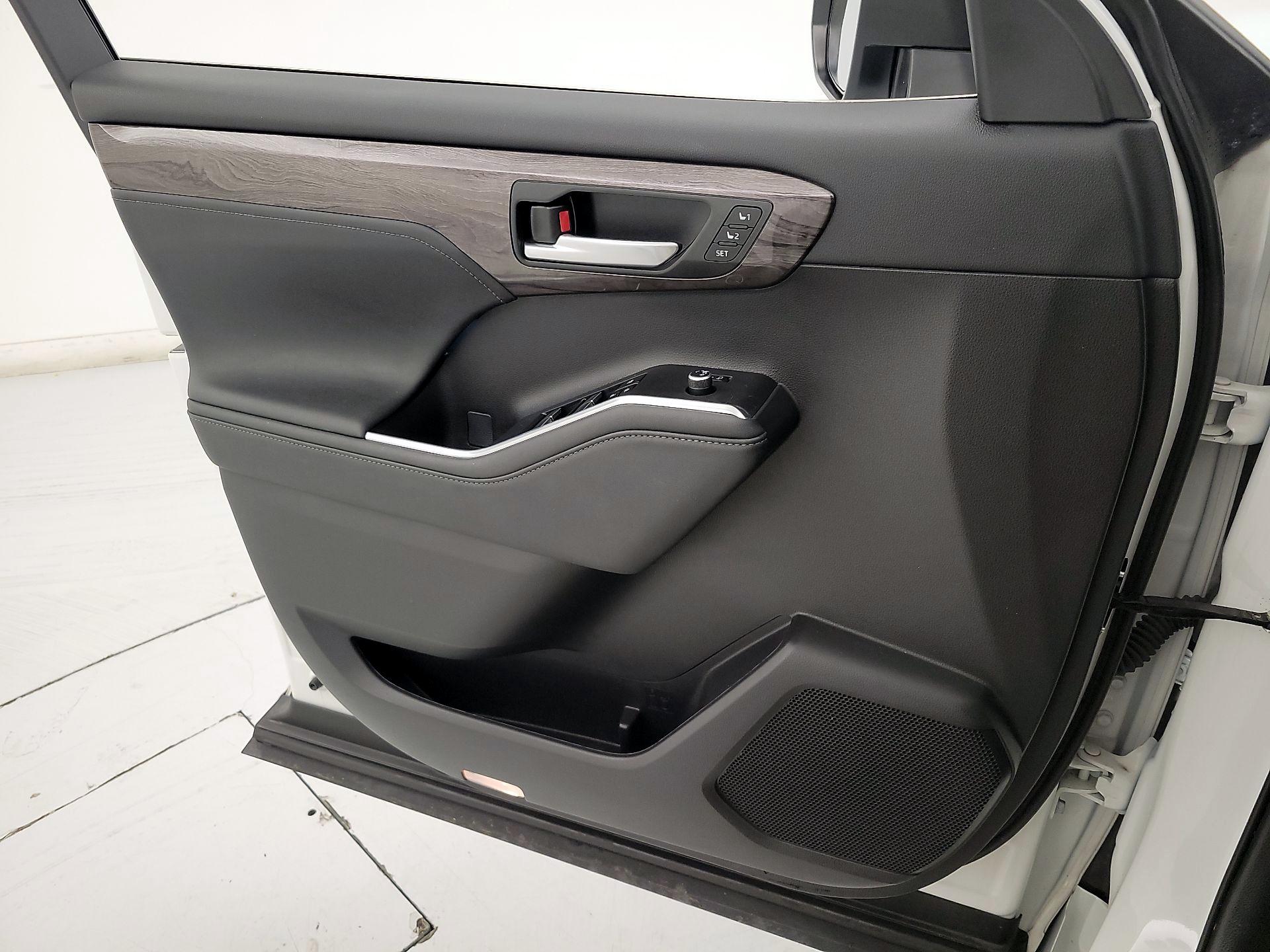 Thumbnail: 2023 Toyota Highlander - 12