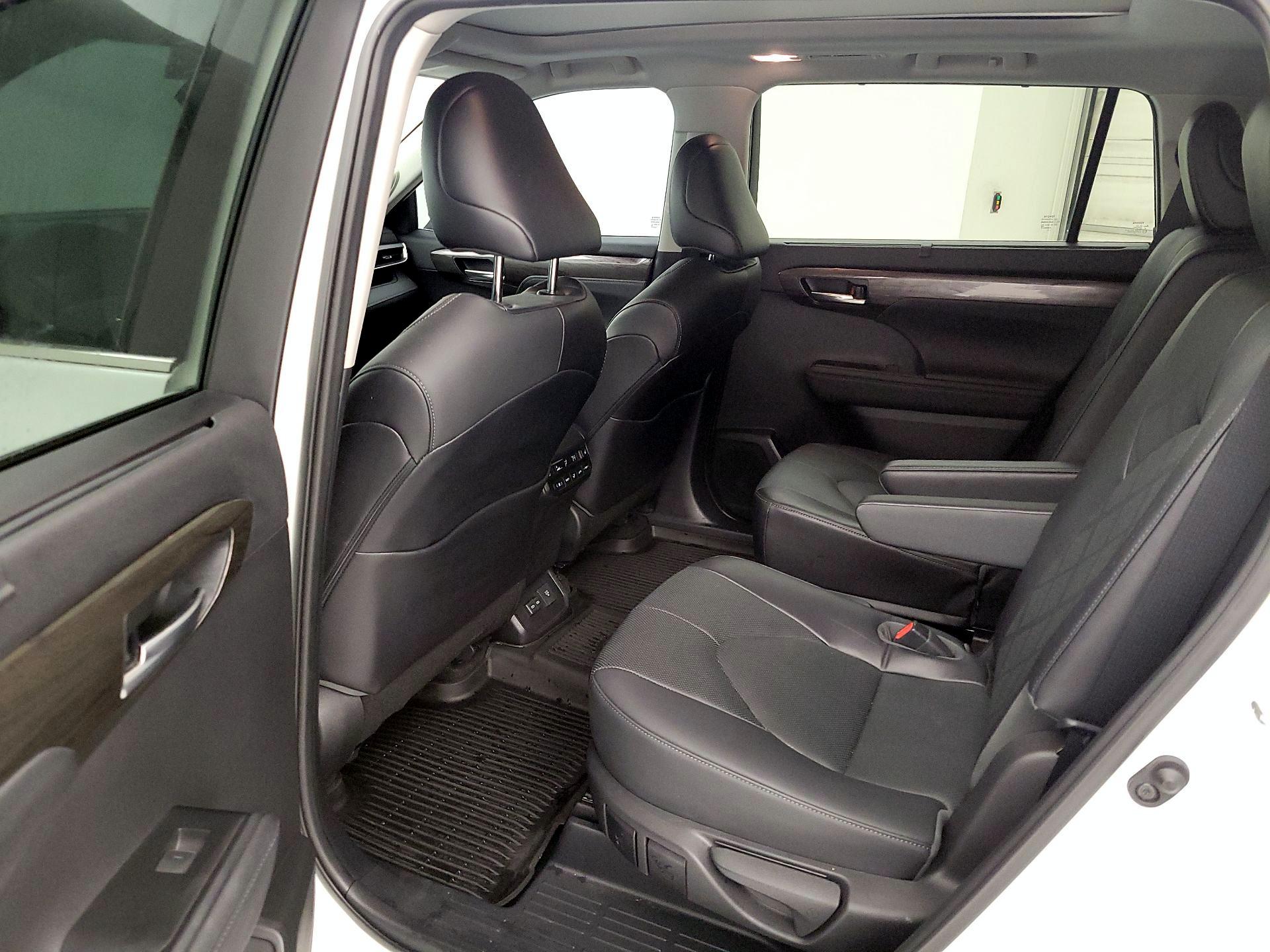 Thumbnail: 2023 Toyota Highlander - 17