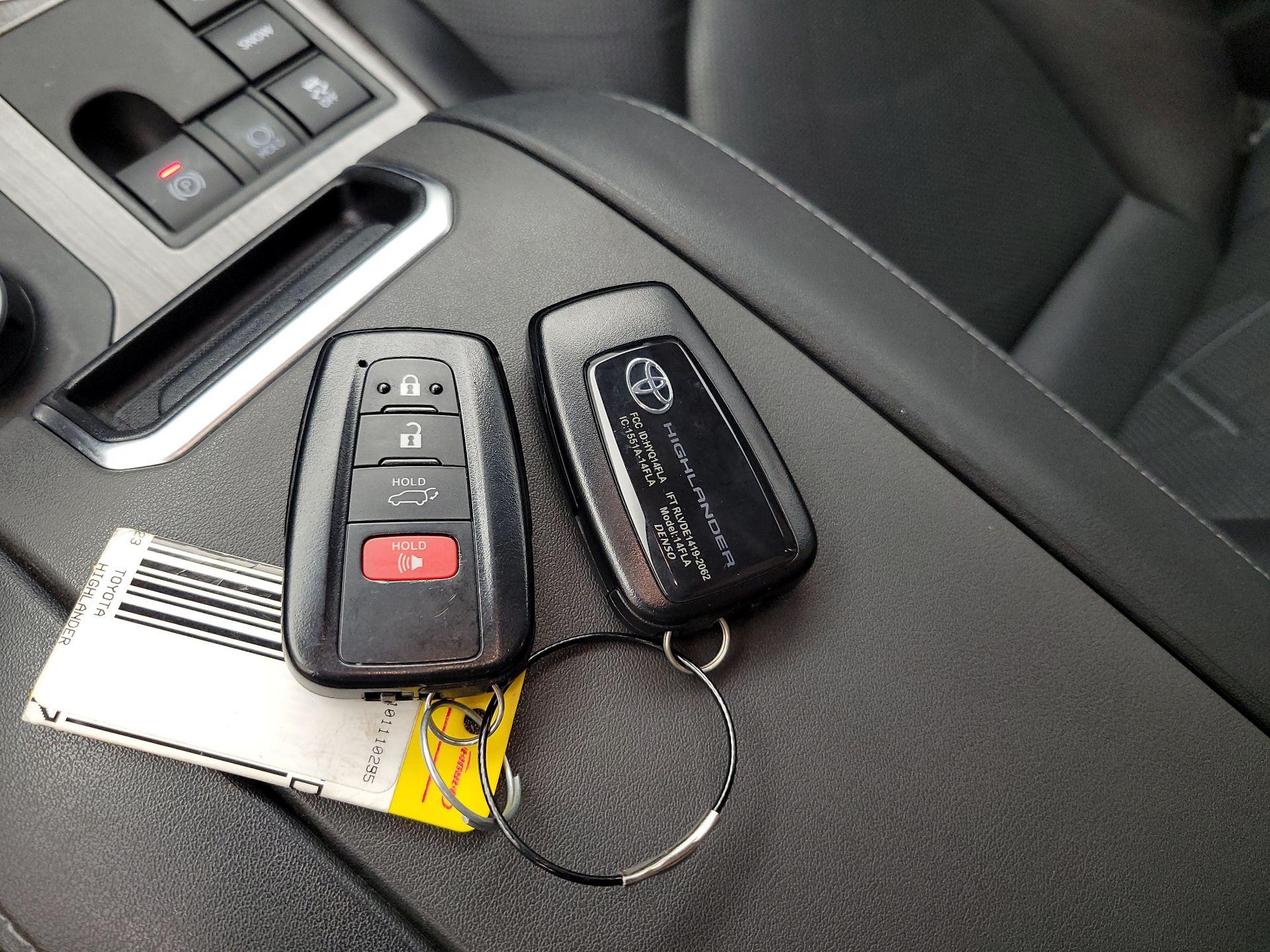 Thumbnail: 2023 Toyota Highlander - 20