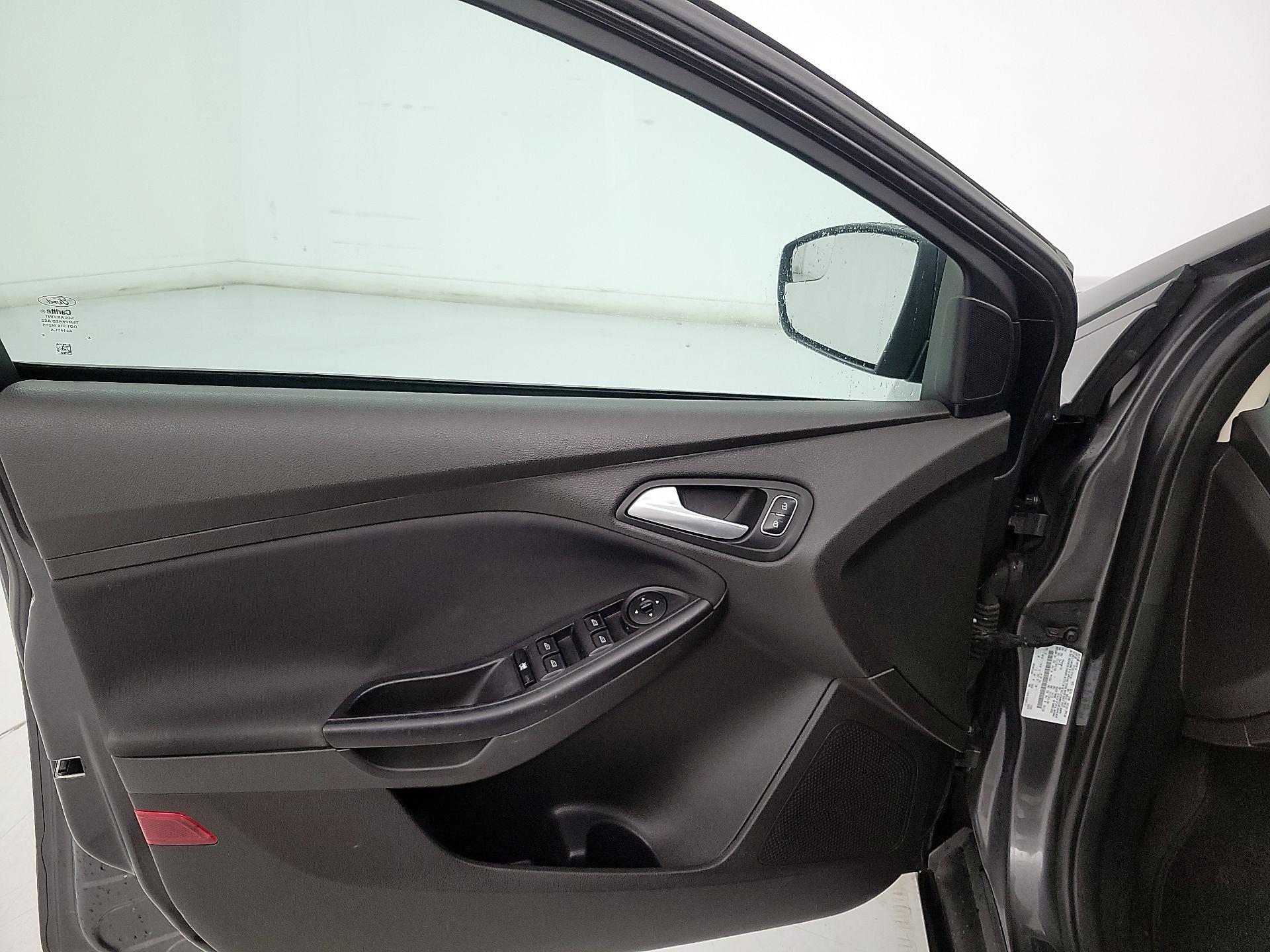 Thumbnail: 2016 Ford Focus - 12