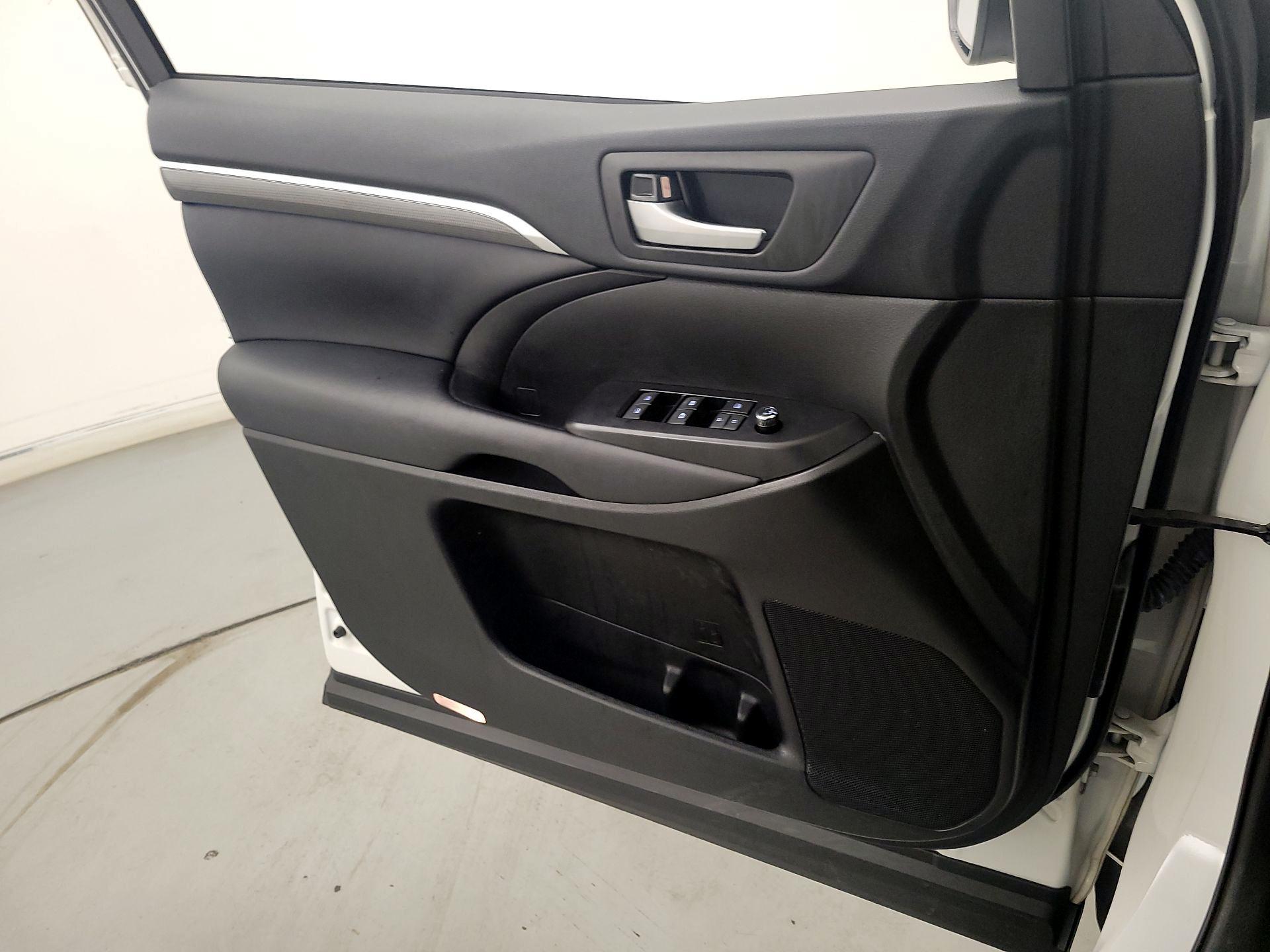 Thumbnail: 2019 Toyota Highlander - 12