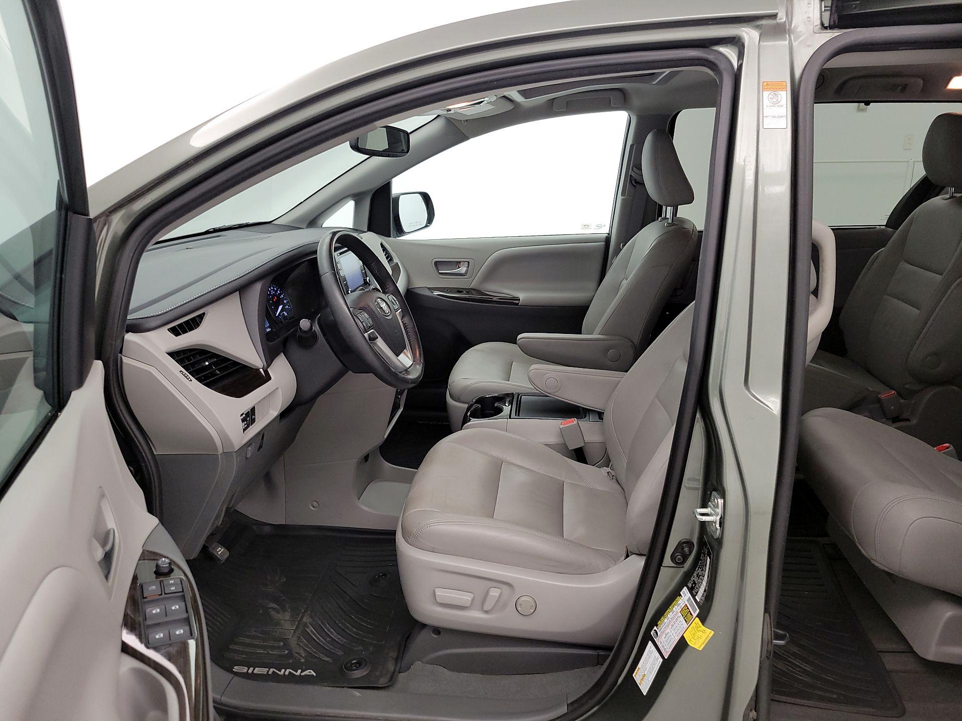 Thumbnail: 2020 Toyota Sienna - 11