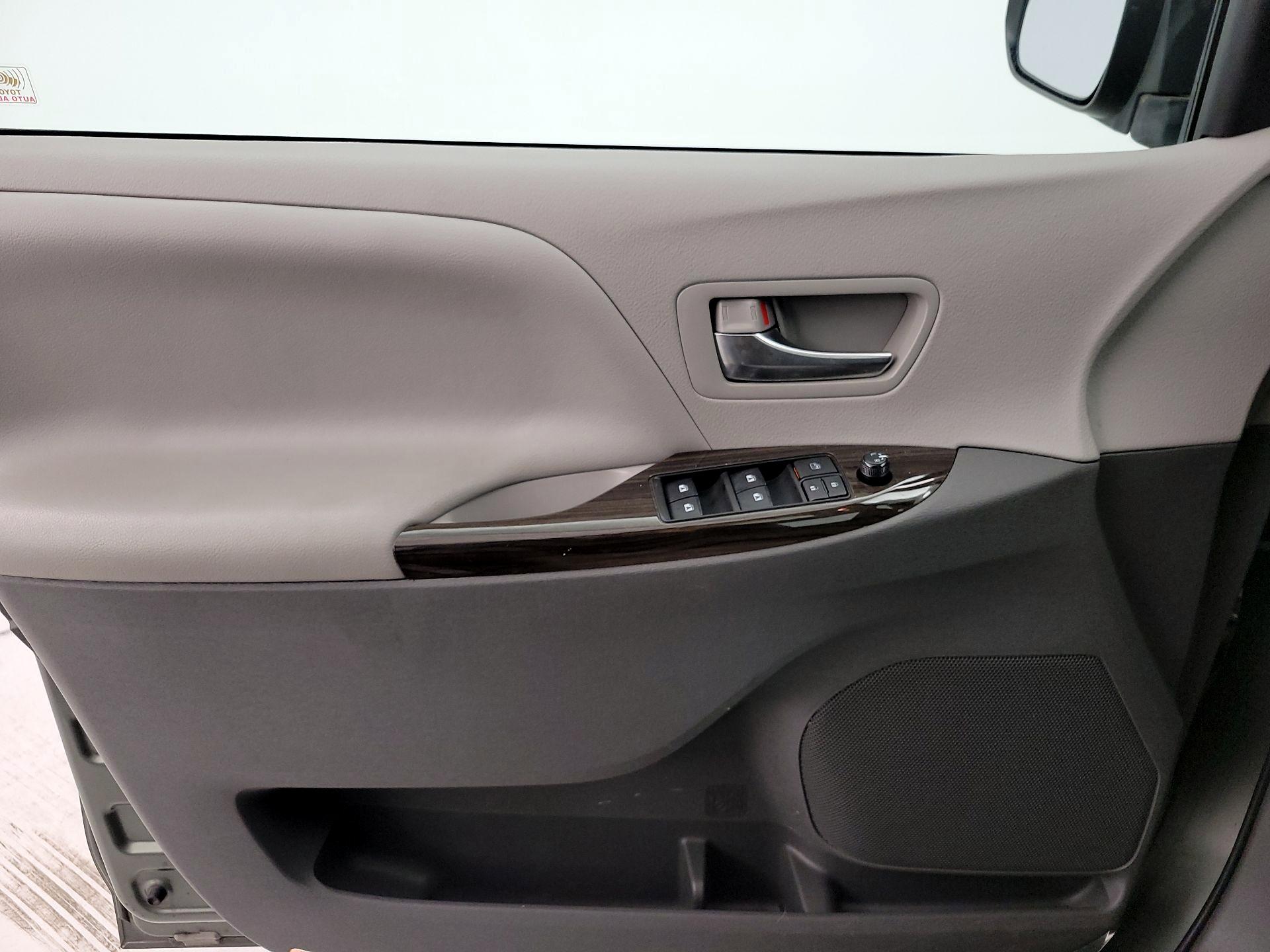 Thumbnail: 2020 Toyota Sienna - 12