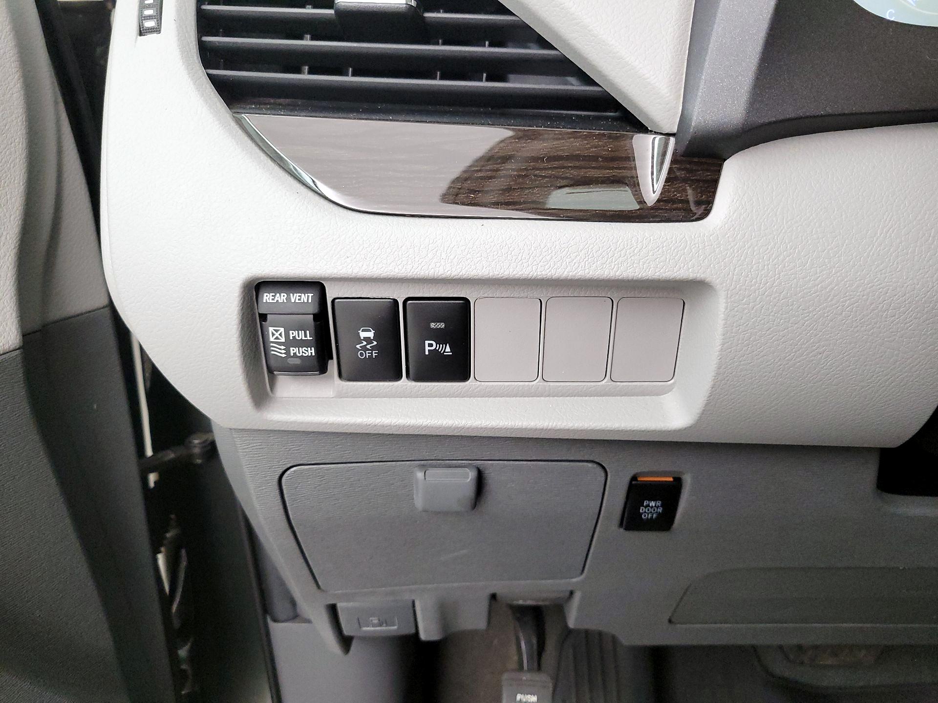 Thumbnail: 2020 Toyota Sienna - 13