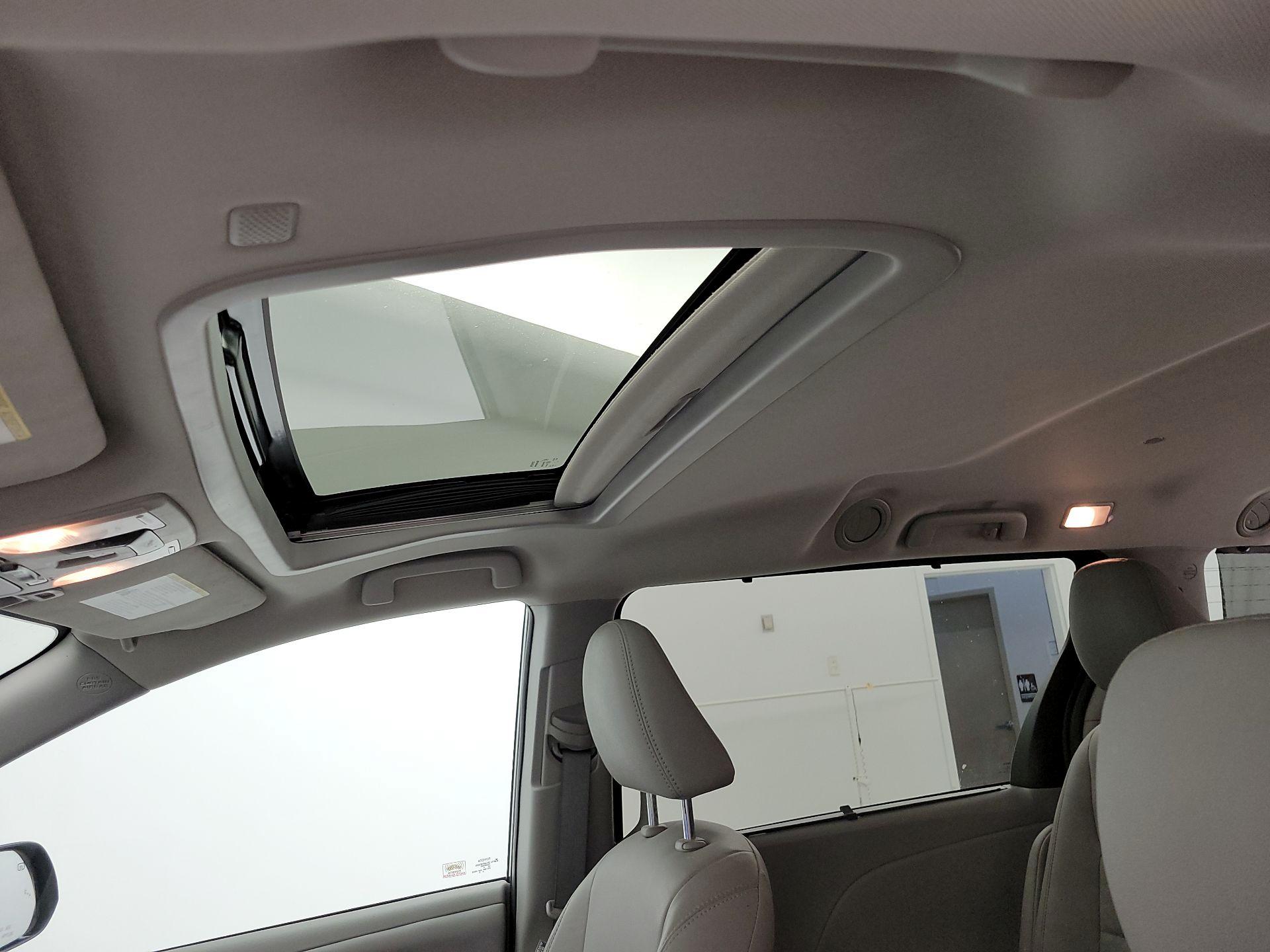 Thumbnail: 2020 Toyota Sienna - 20