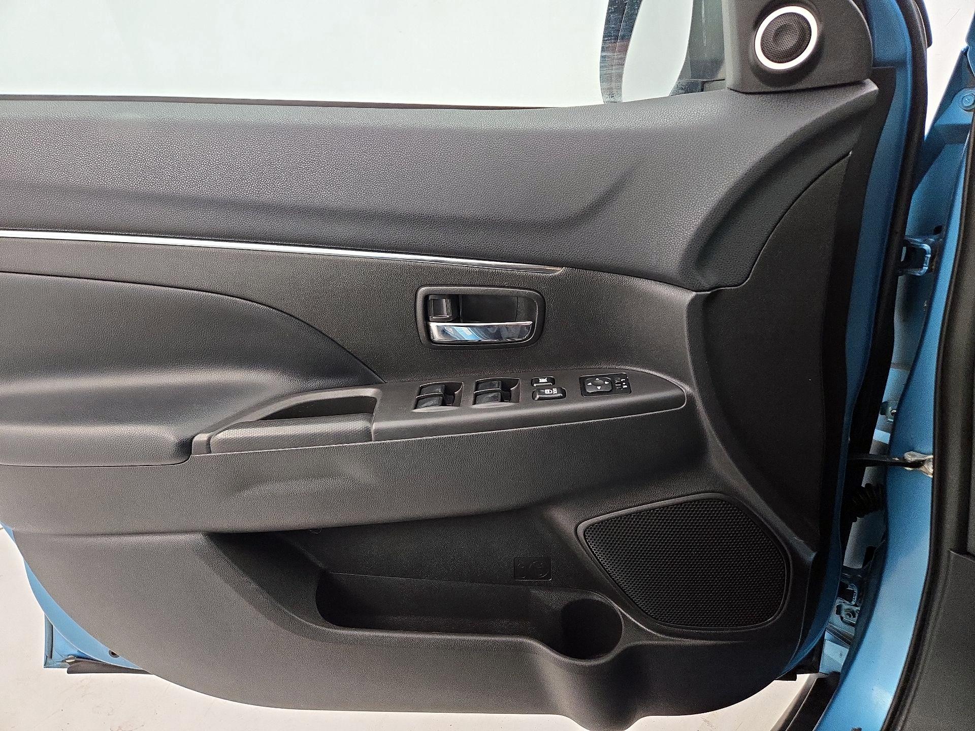 Thumbnail: 2014 Mitsubishi Outlander Sport - 12