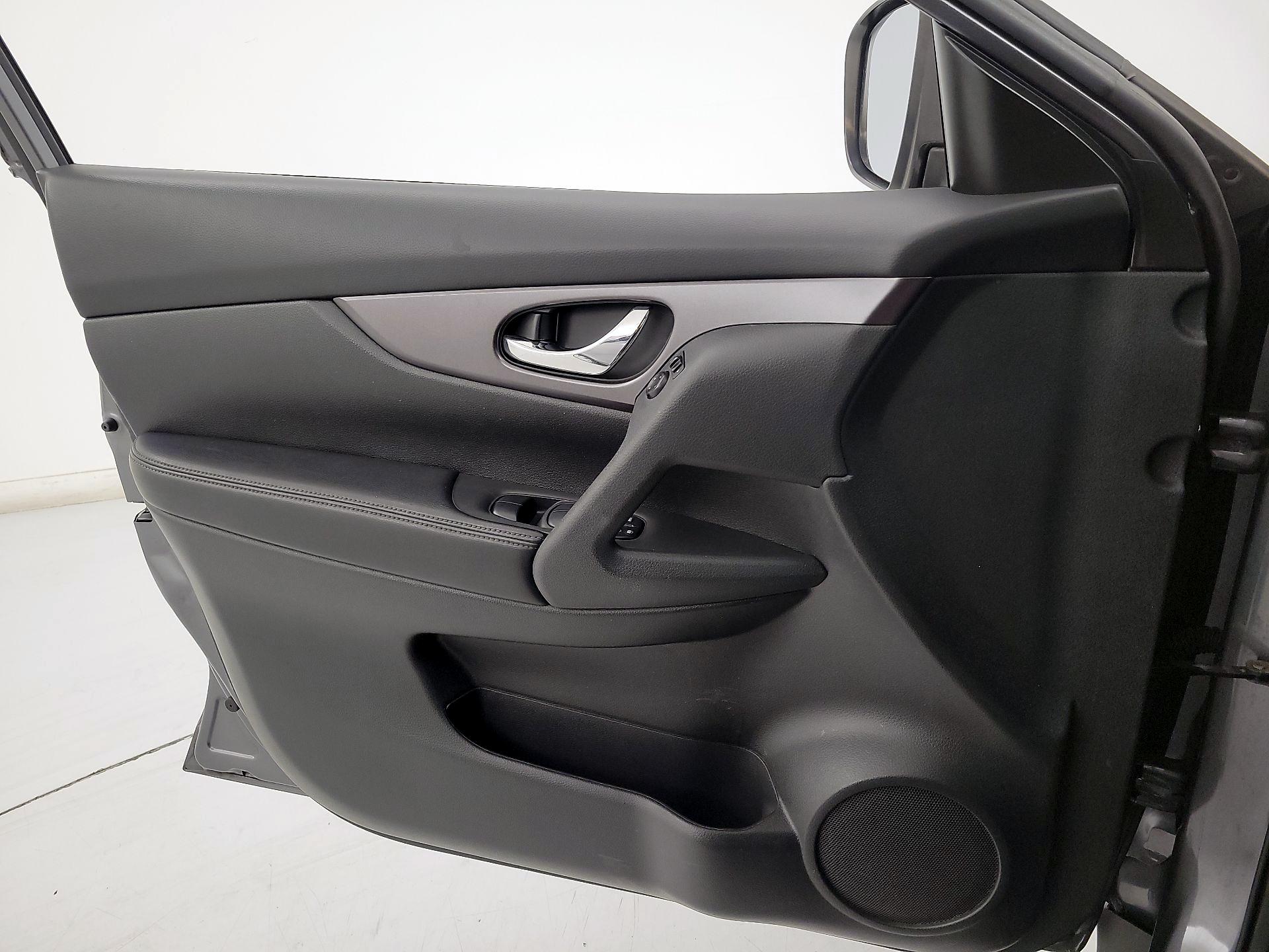 Thumbnail: 2016 Nissan Rogue - 12