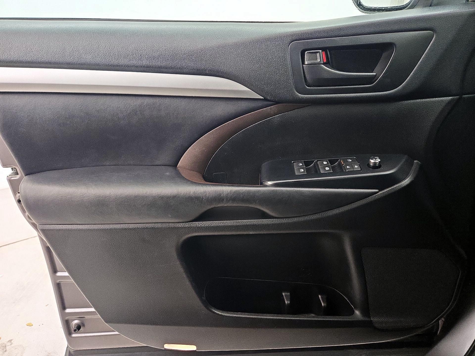 Thumbnail: 2017 Toyota Highlander - 12