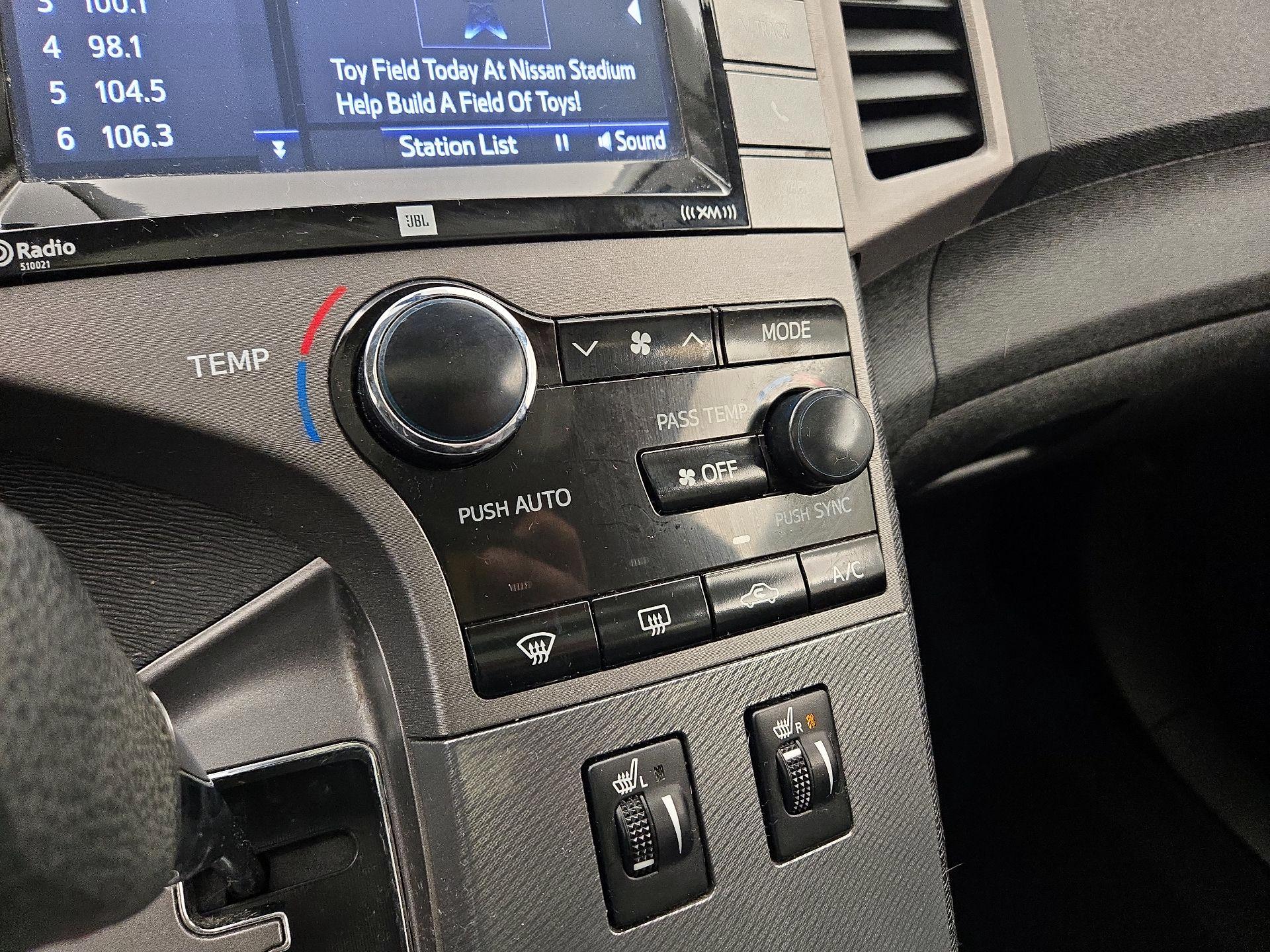 Thumbnail: 2015 Toyota Venza - 17