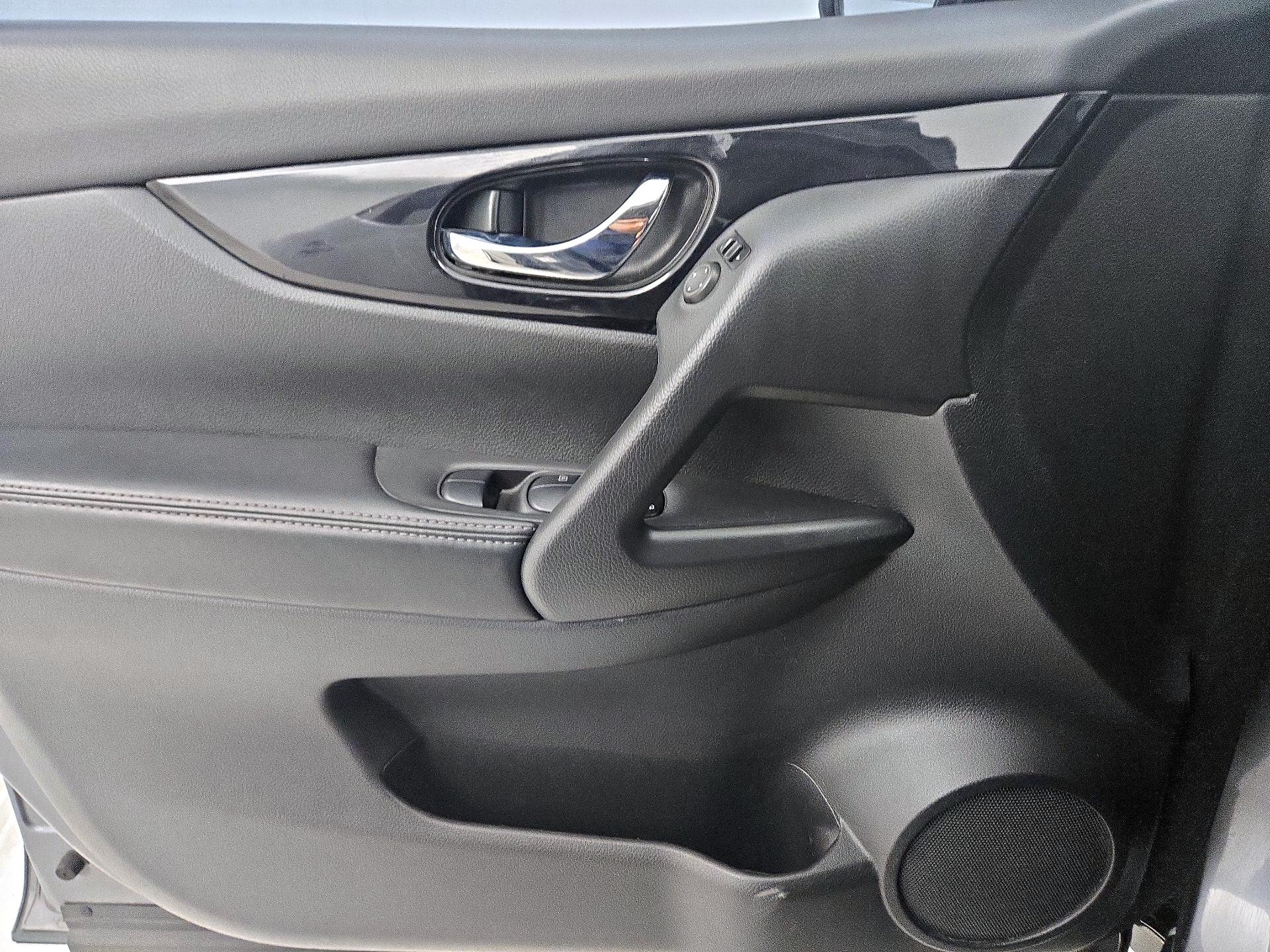 Thumbnail: 2019 Nissan Rogue Sport - 12