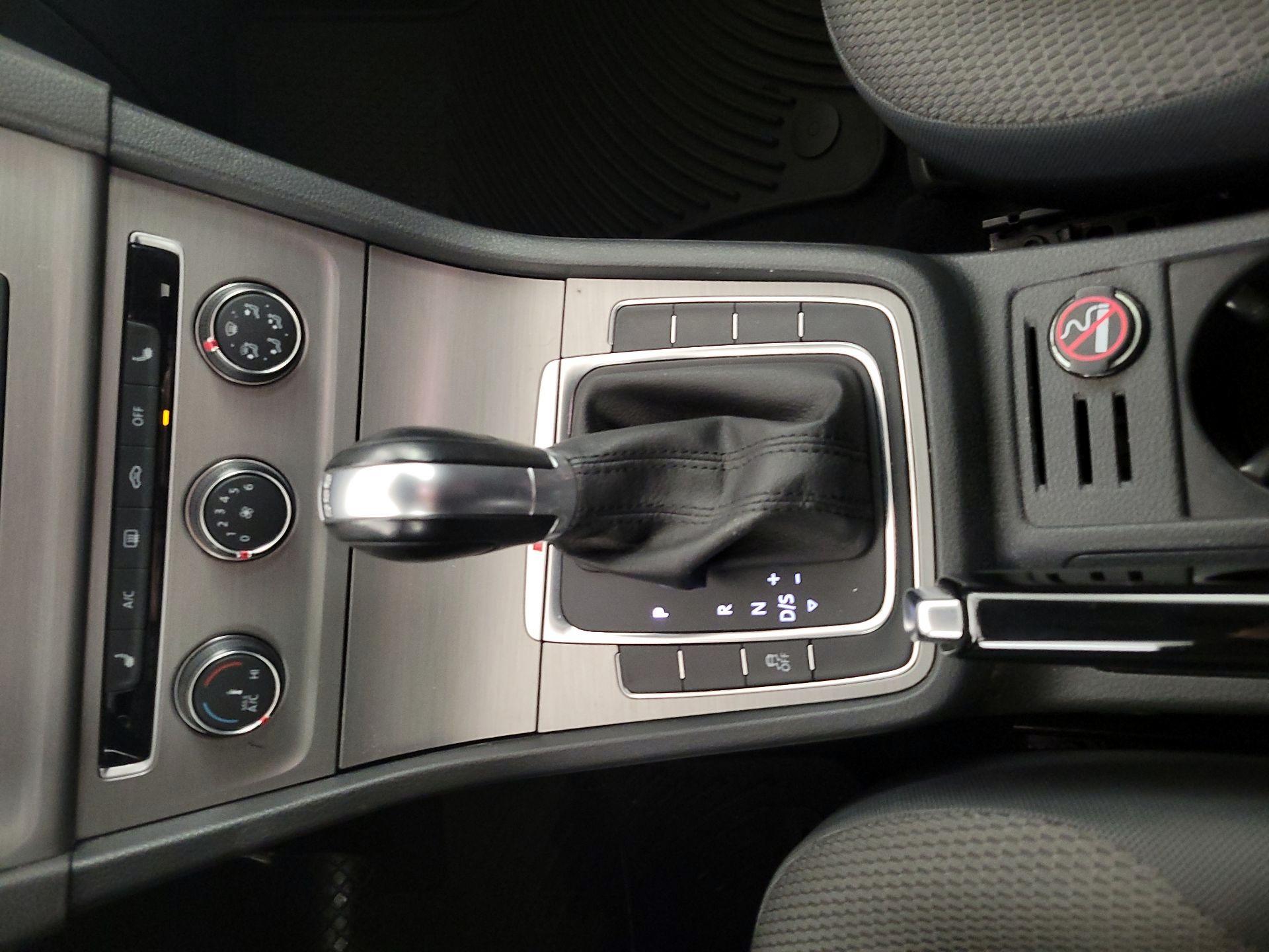 Thumbnail: 2017 Volkswagen Golf - 17