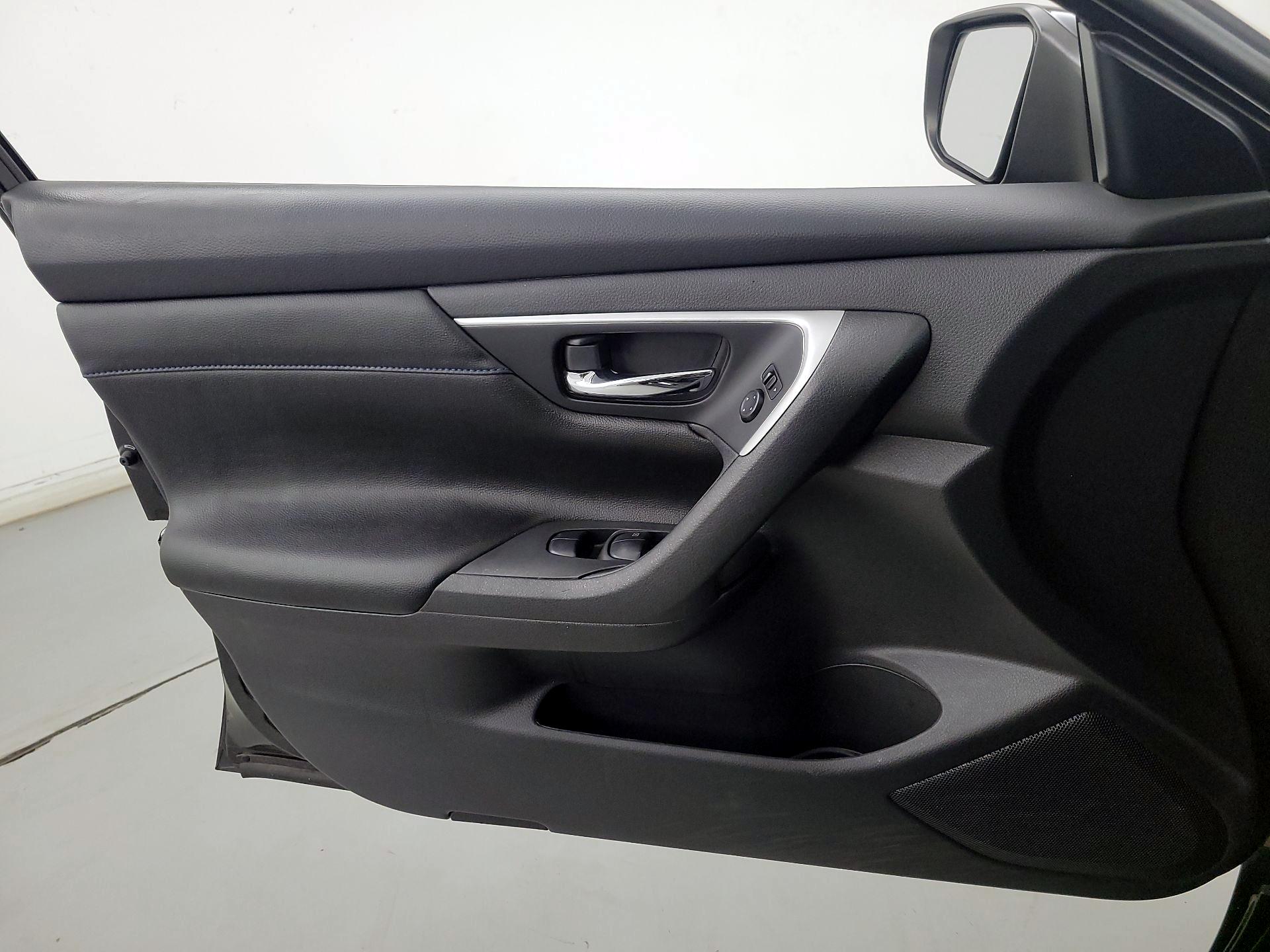 Thumbnail: 2017 Nissan Altima - 12