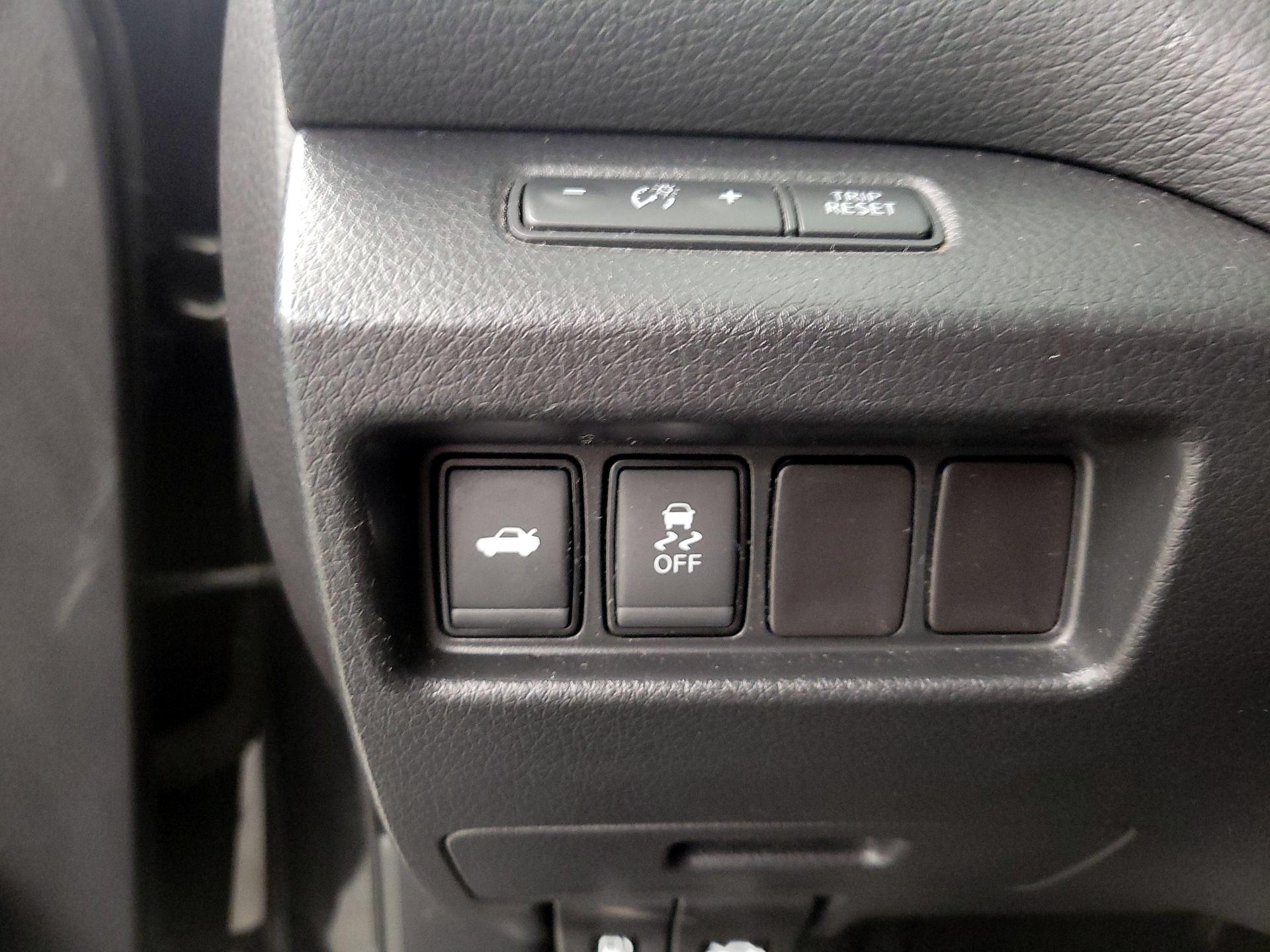 Thumbnail: 2017 Nissan Altima - 13