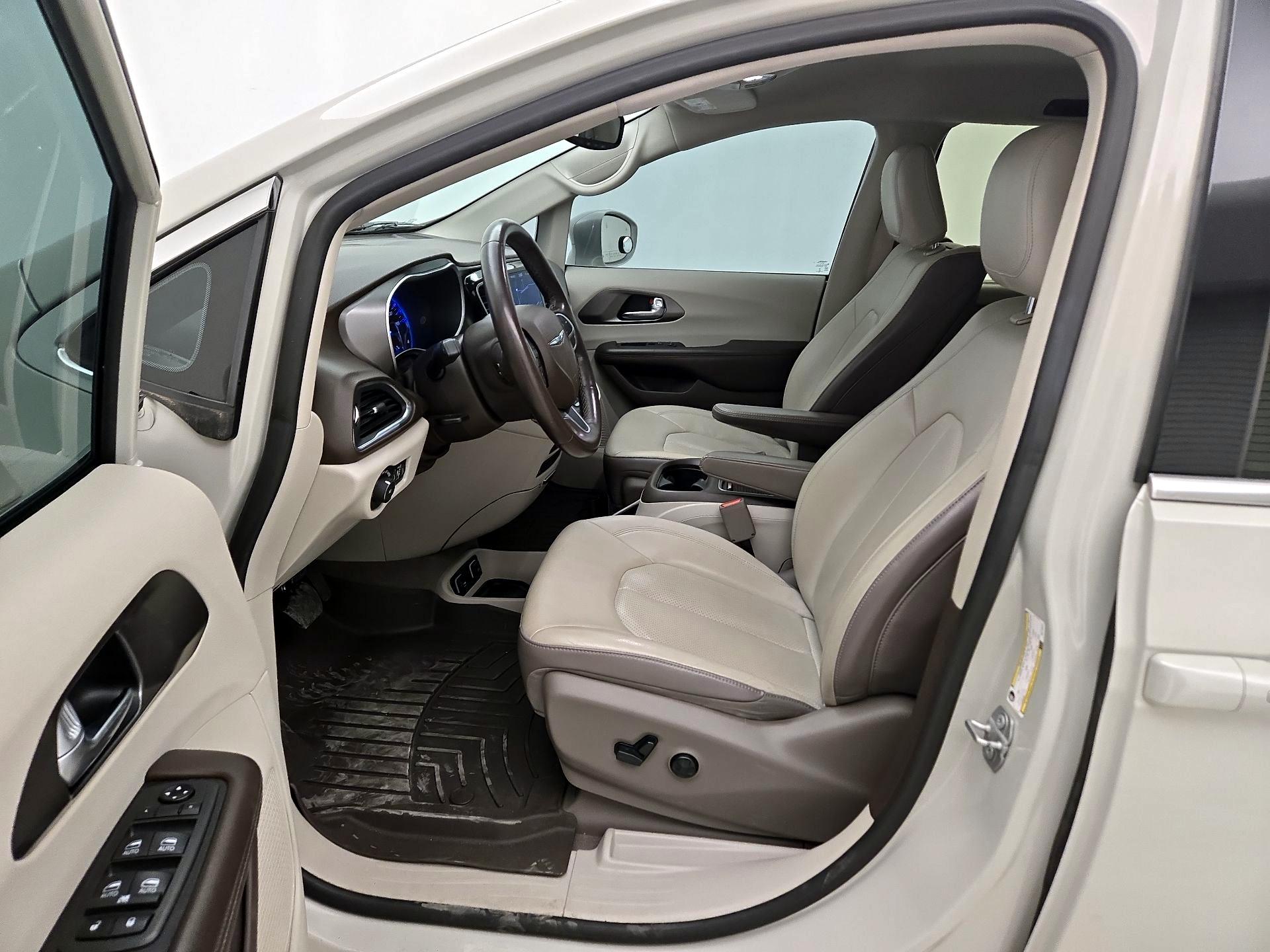 Thumbnail: 2019 Chrysler Pacifica - 11