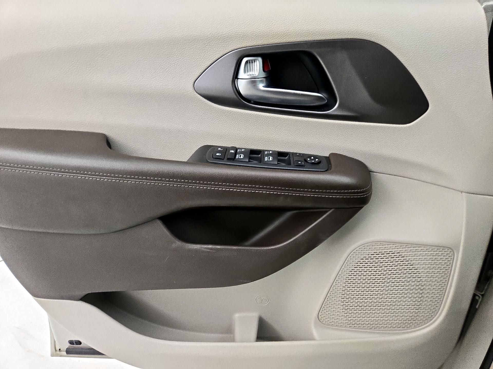 Thumbnail: 2019 Chrysler Pacifica - 12