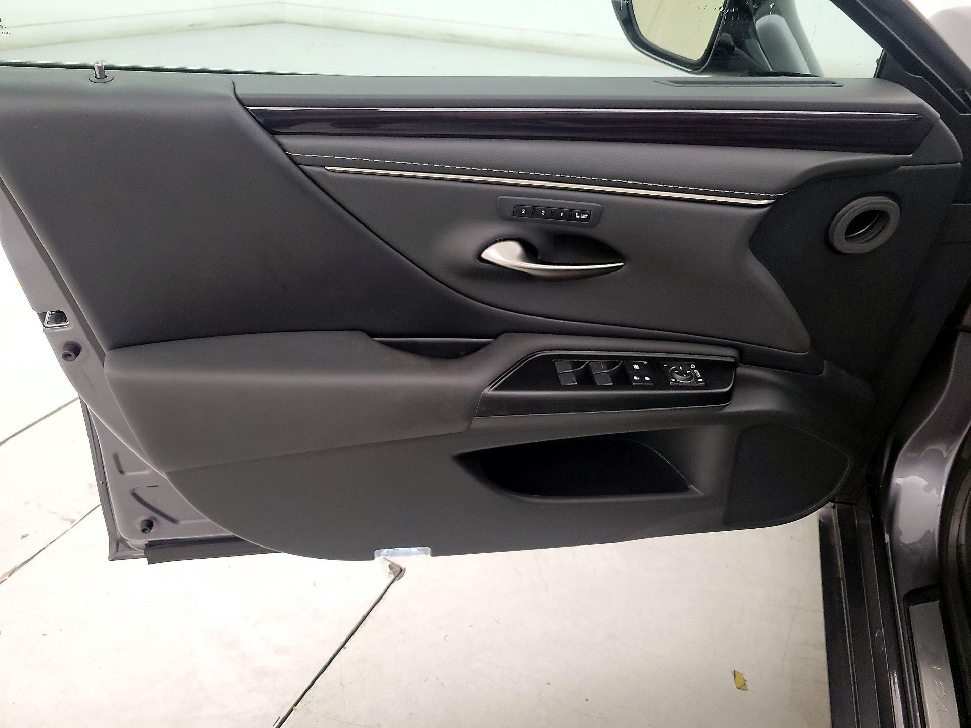 Thumbnail: 2020 Lexus ES - 12