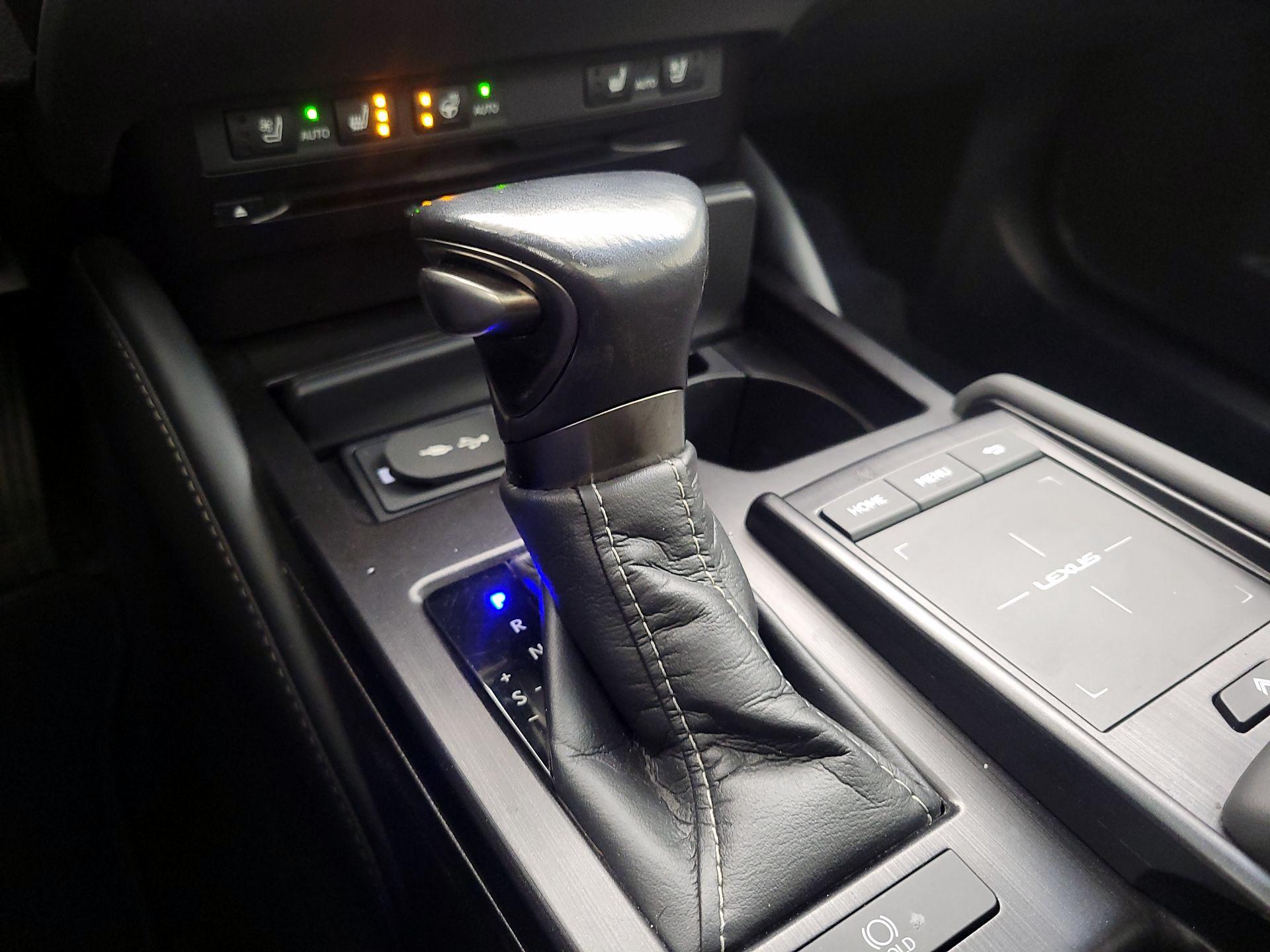 Thumbnail: 2020 Lexus ES - 16