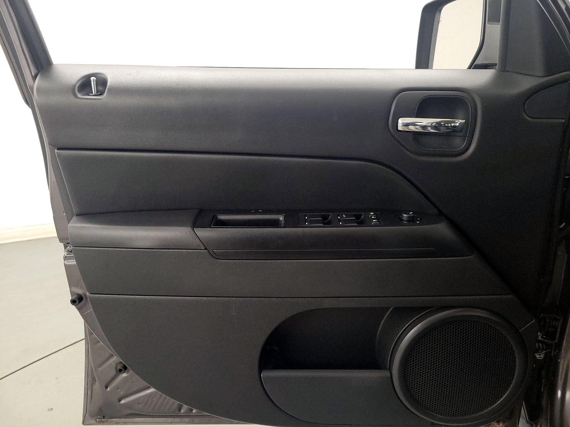 Thumbnail: 2015 Jeep Patriot - 12