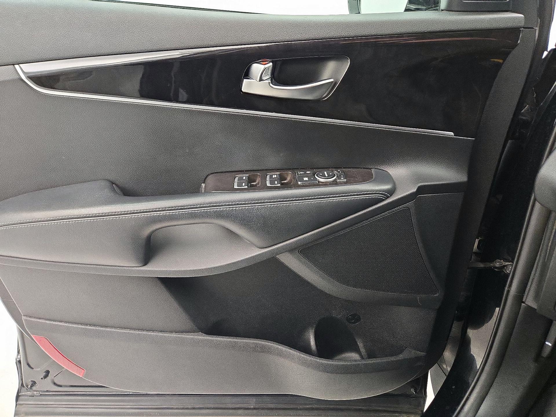 Thumbnail: 2017 Kia Sorento - 12