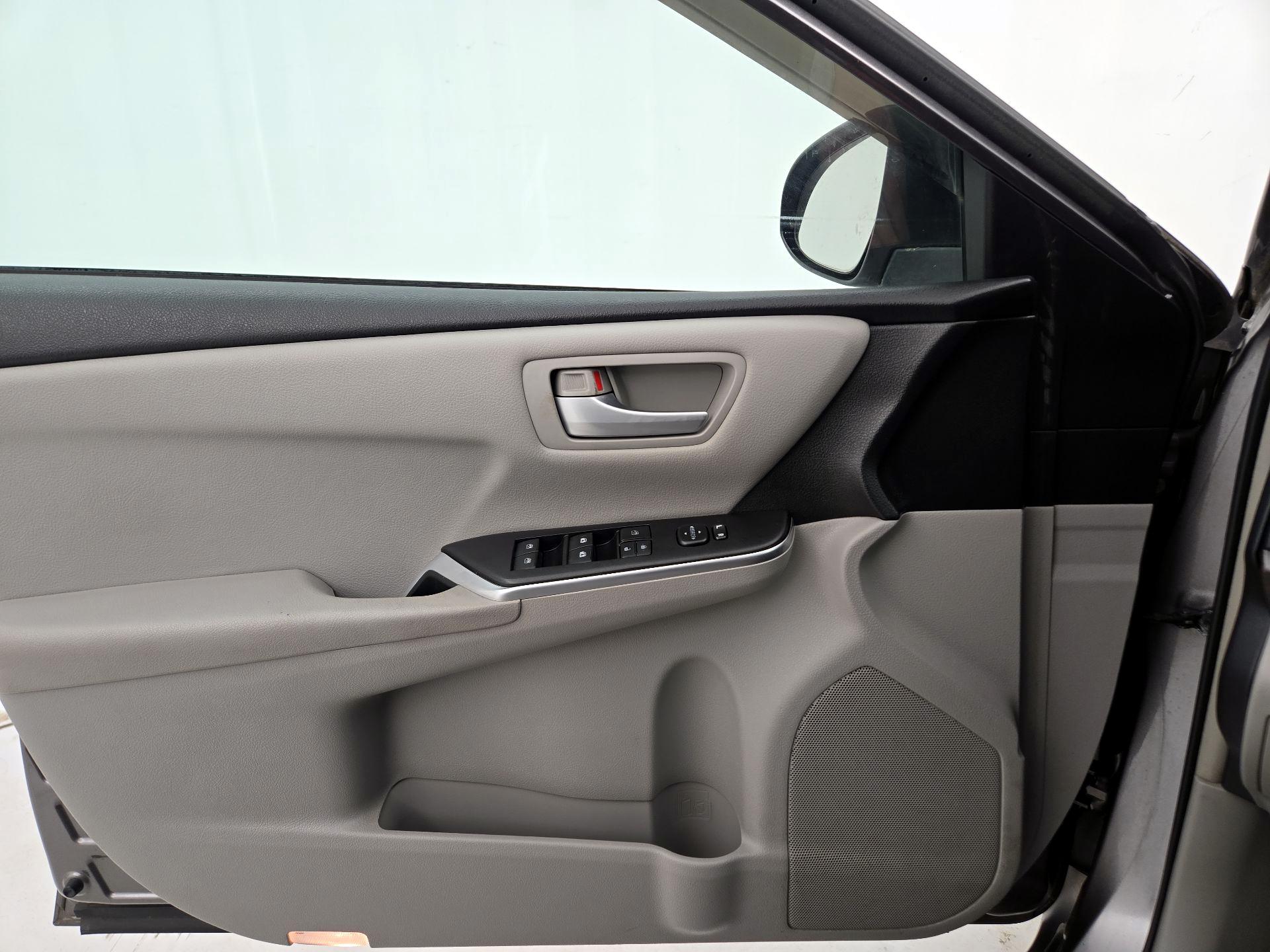 Thumbnail: 2016 Toyota Camry - 12