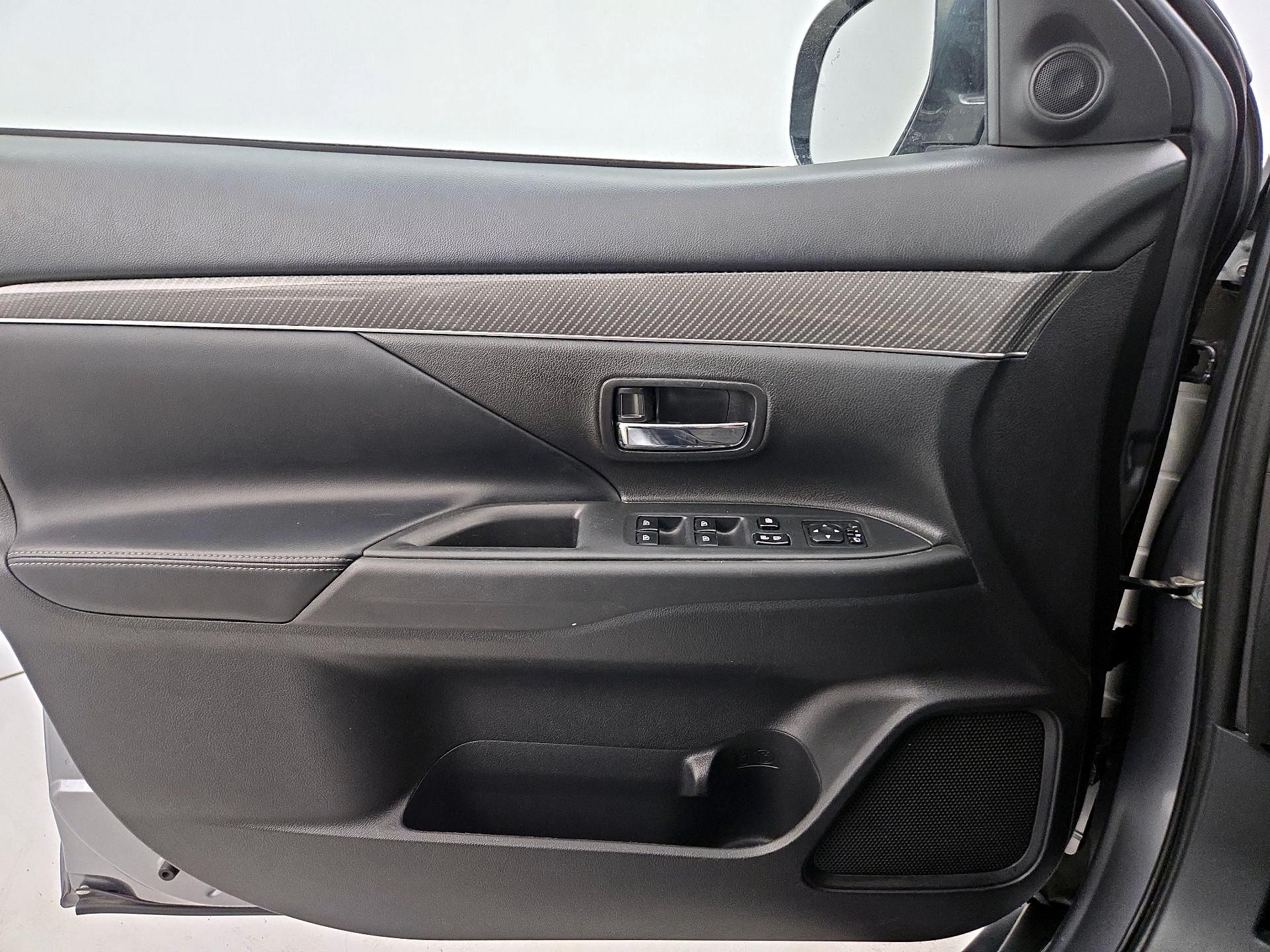 Thumbnail: 2020 Mitsubishi Outlander - 12